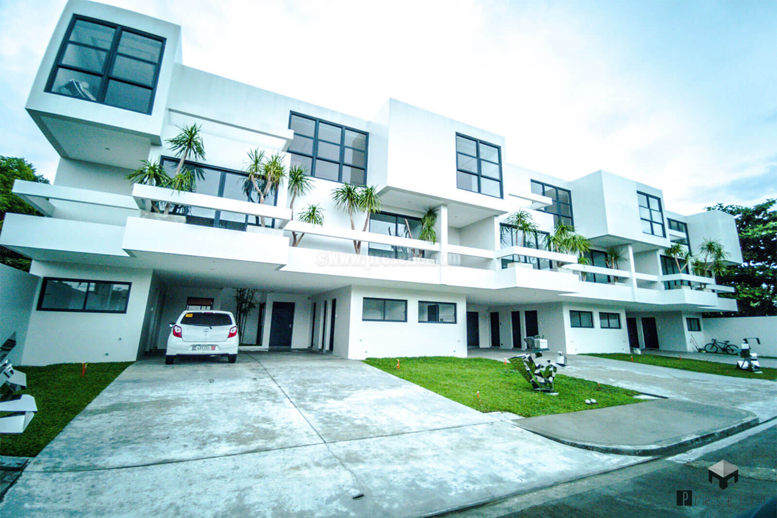 Sleek3BedroomHouseandLotforSaleinParañaque-1.jpg