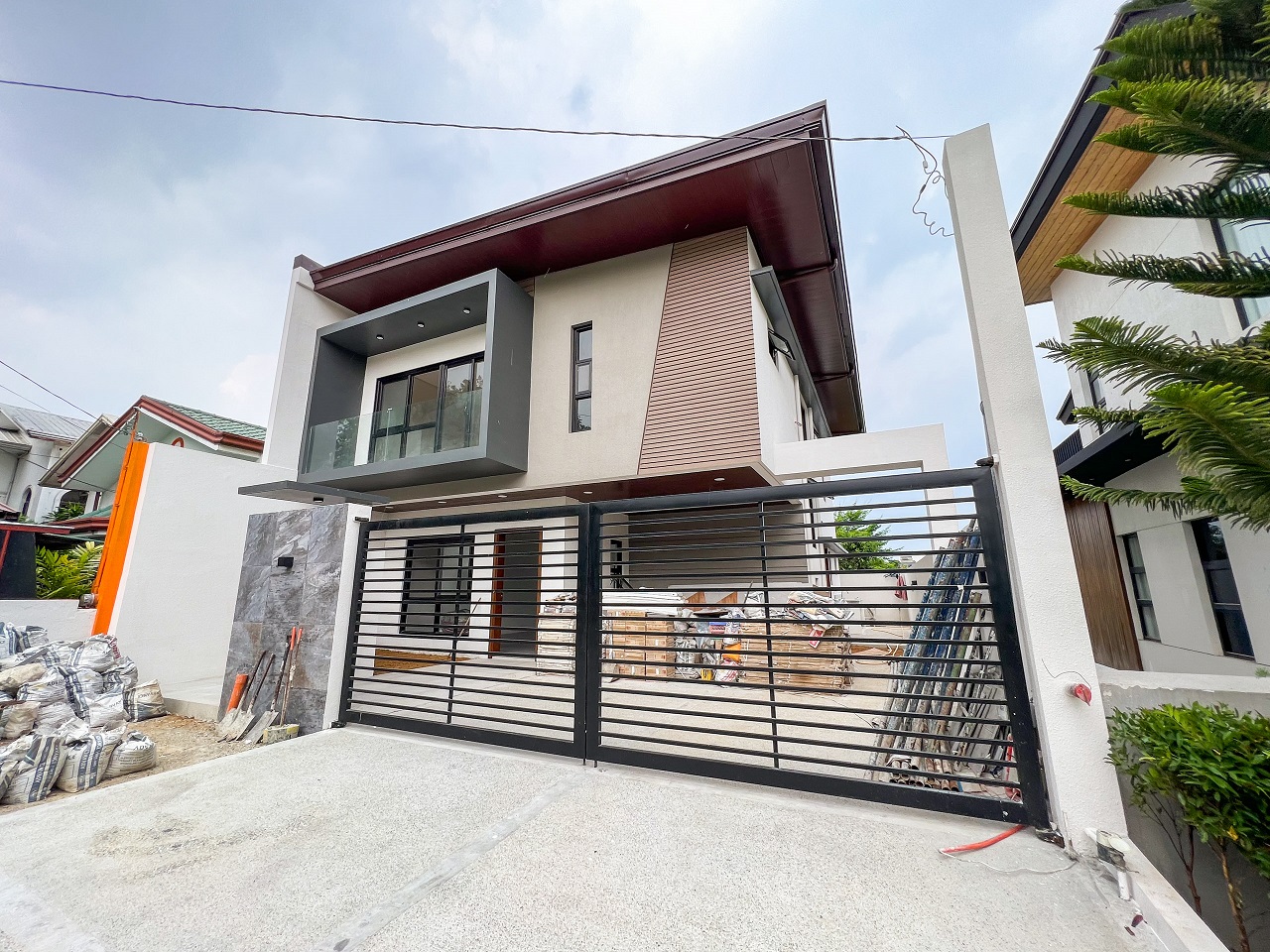 Divine3BedroomHouseandLotforSaleinFilheightsSubd.-1.jpg