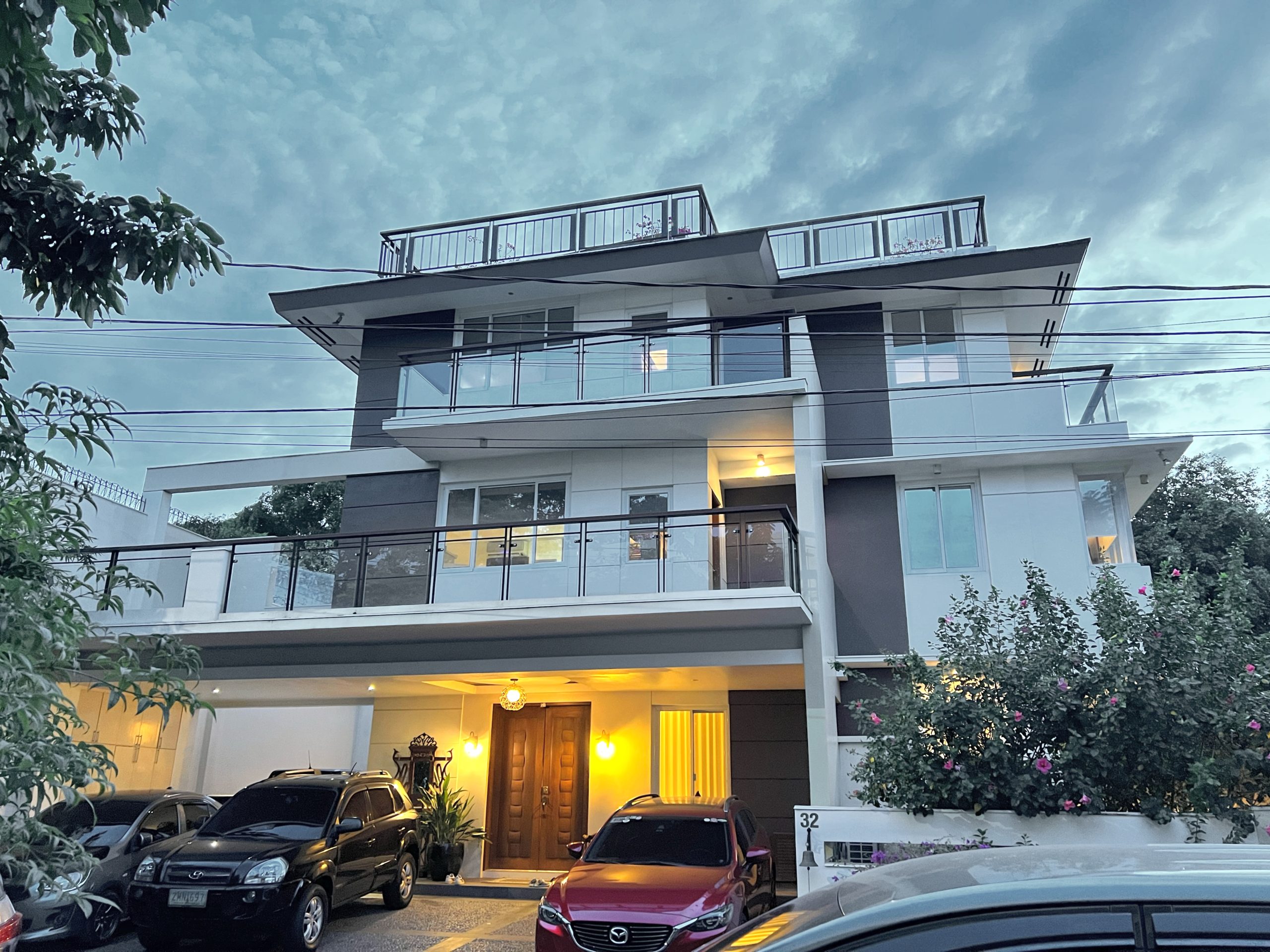 Radiant7BedroomHouseforSaleinTahananVillageParañaque-1.jpg