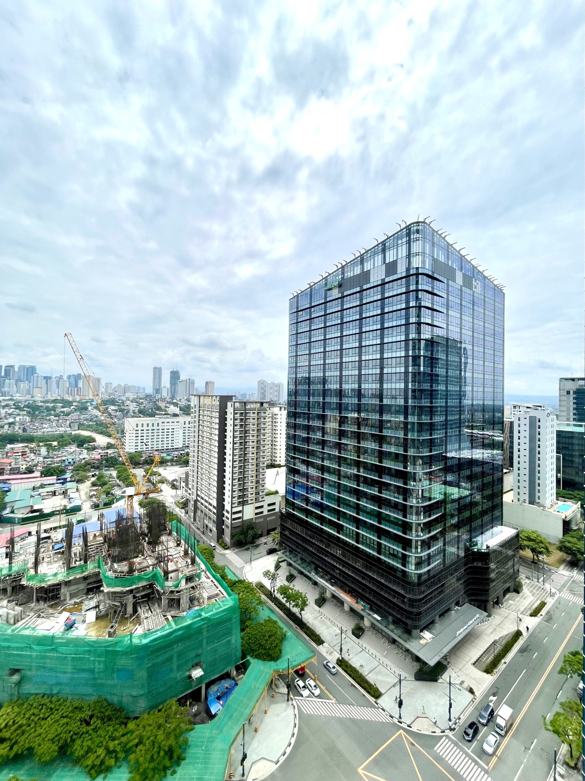 Stately2BedroomCondoUnitforSaleinUptownParksuitesTower2,BGC-1.jpg