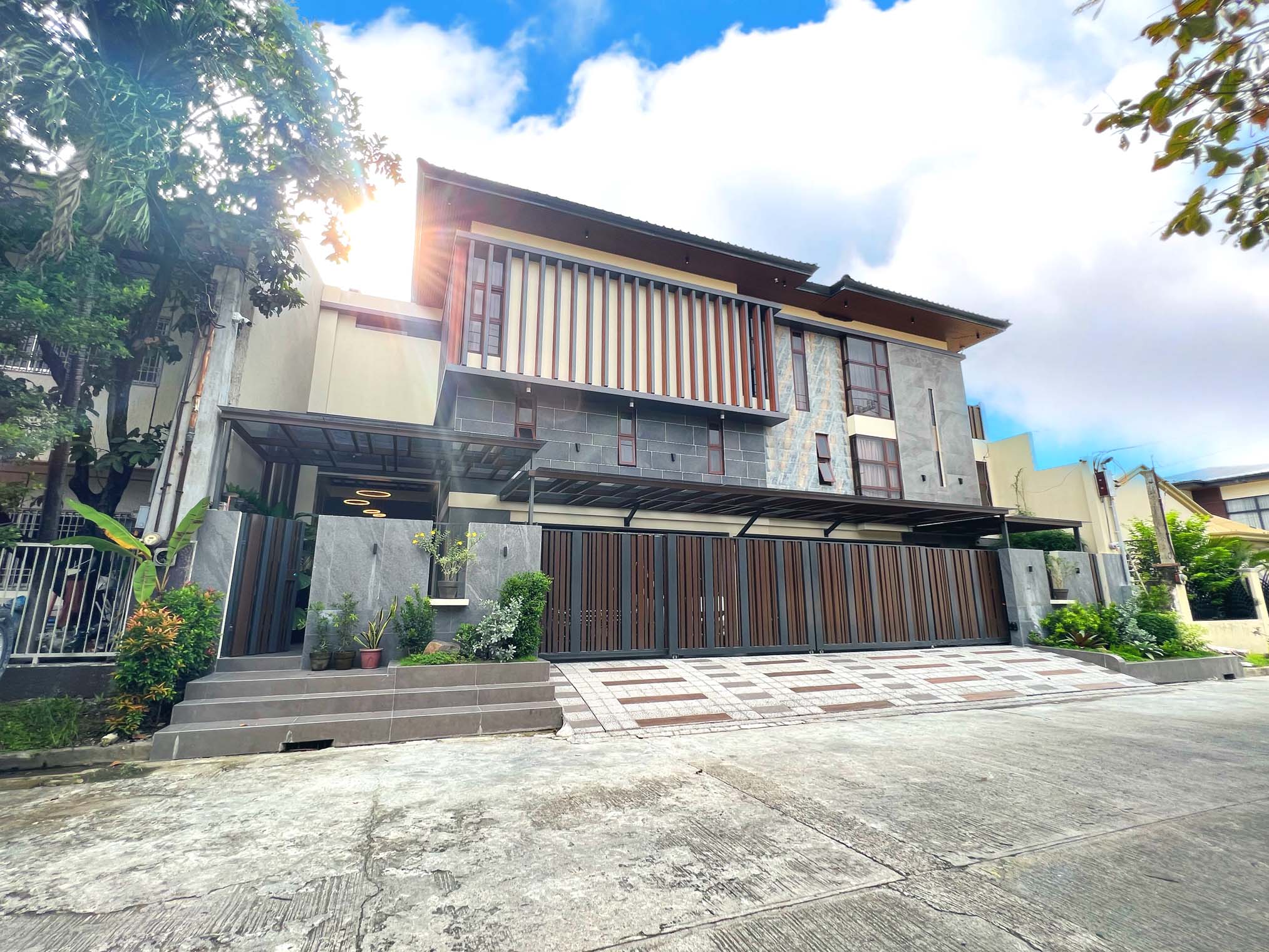 AStatuesque6BedroomDesignerHomeinMultinationalVillageParañaque-1.jpg