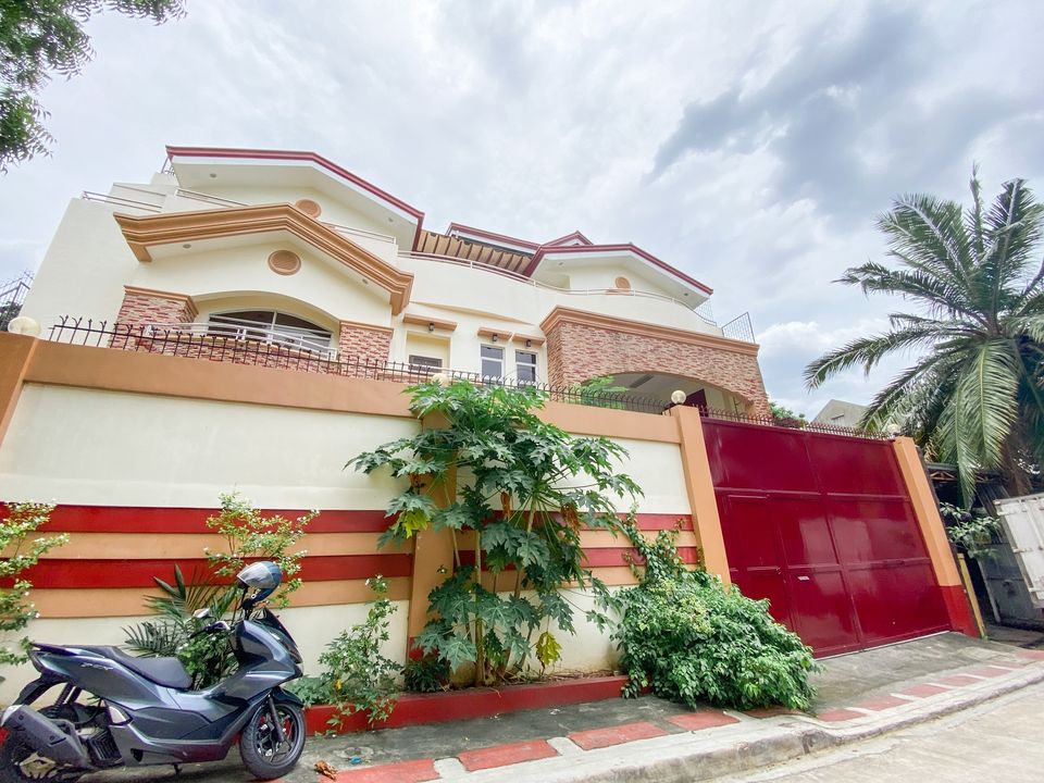 Gleaming7BedroomHouseandLotforSaleinHeroesHillQuezonCity-1.jpg