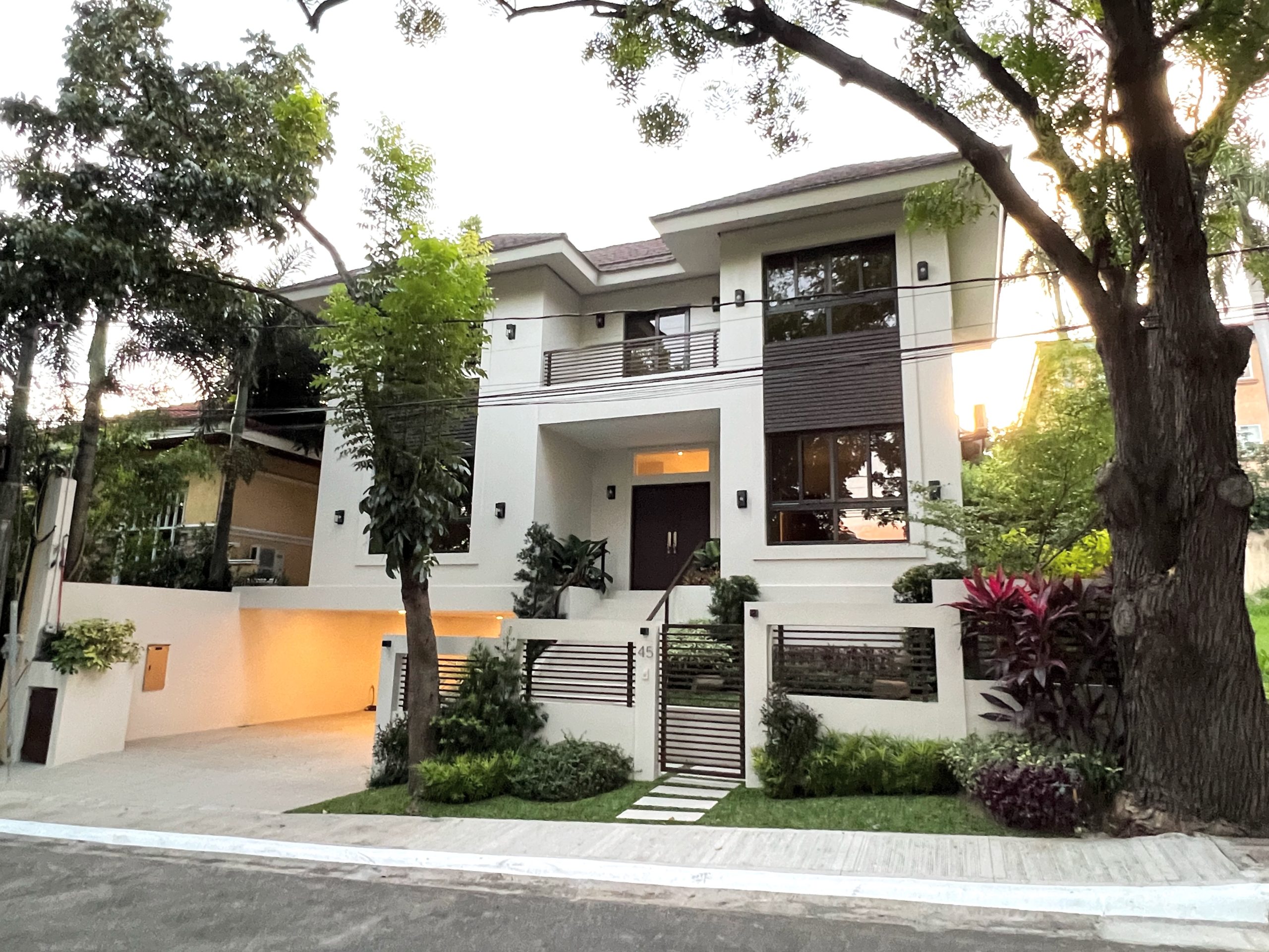 Modern7BedroomHouseandLotforSaleinHillsboroughAlabang-1.jpg