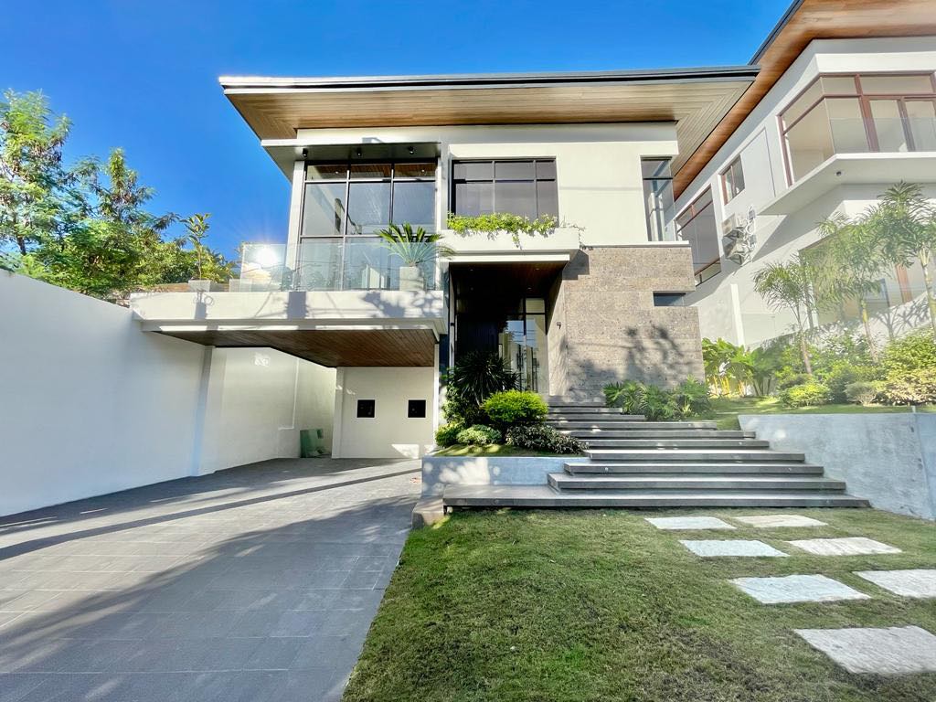 Attractive5BedroomHouseandLotforSaleinAlabangHillsMuntinlupa-1.jpg