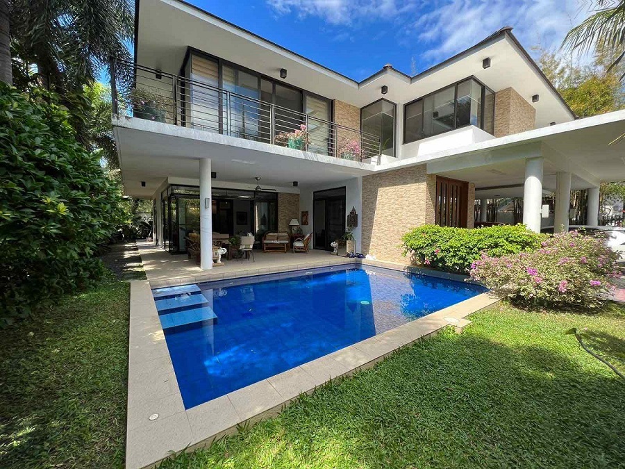 Attractive5BedroomHouseforSaleinAyalaAlabangMuntinlupawithPool-1.jpg