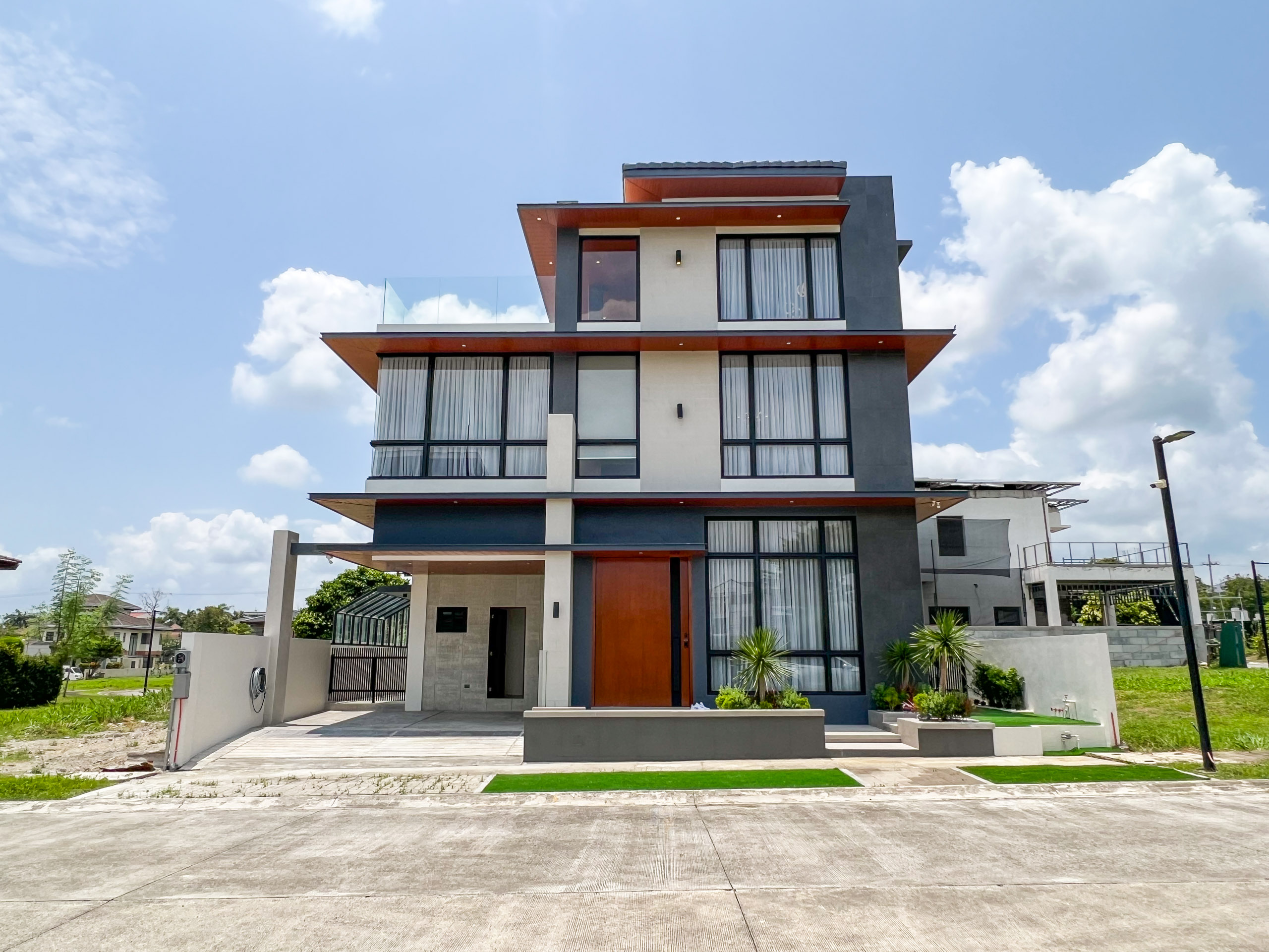 CustomDesigned4BedroomHouseforSaleinSouthForbes,Cavite-1.jpg