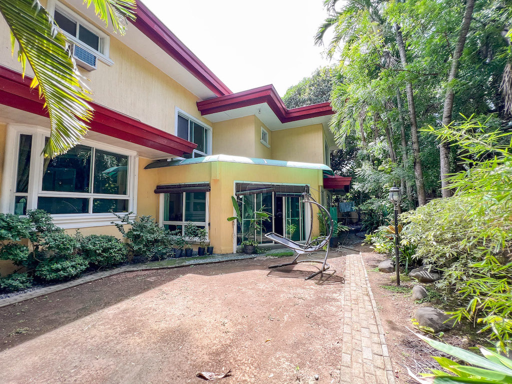 Attractive4BedroomsHouseforSaleinAyalaAlabangMuntinlupa-1.jpg