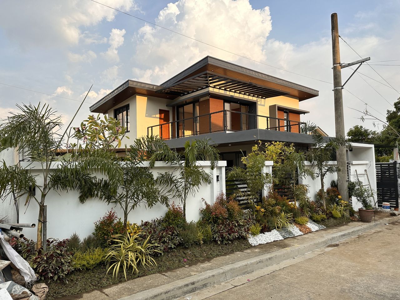 Splendor5BedroomHouseforSaleinGreenridgeSubd.Rizal-1.jpg