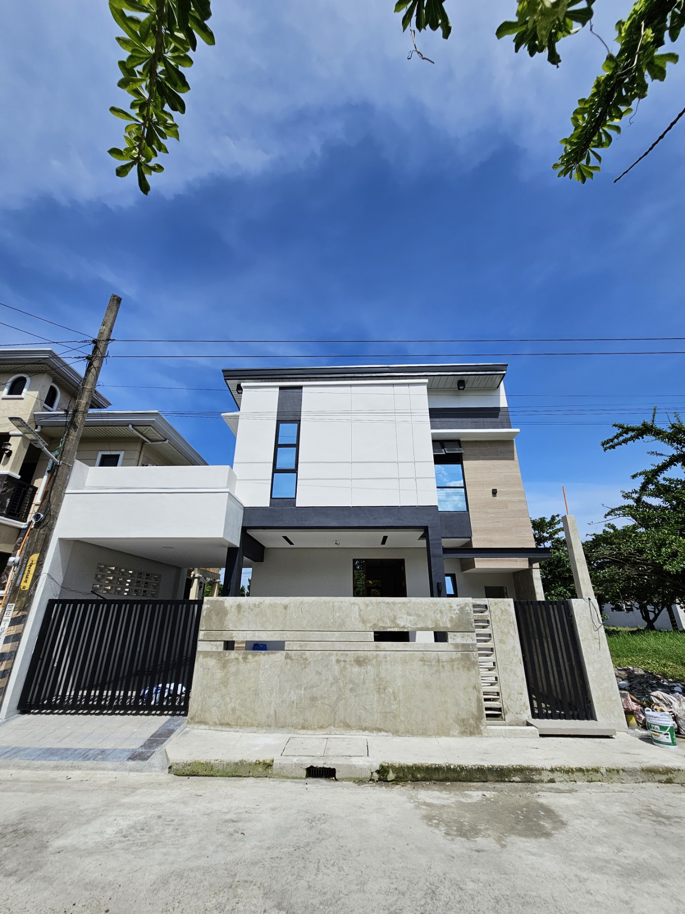 Gorgeous3BedroomHouseforSaleinSanFernandoPampanga-1.jpg