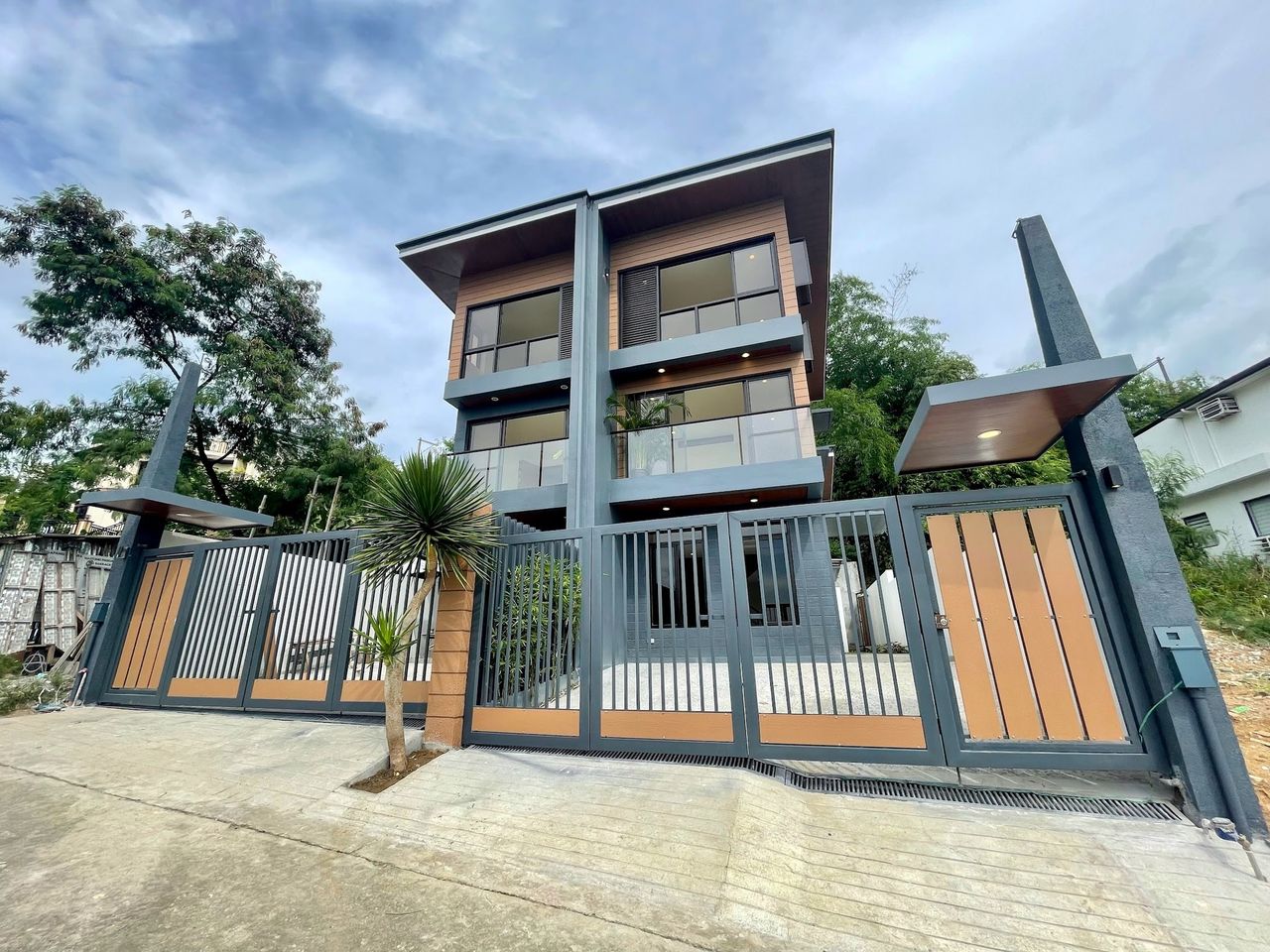 Contemporary4BedroomDuplexHouseforSaleinTaytayRizal-1.jpg