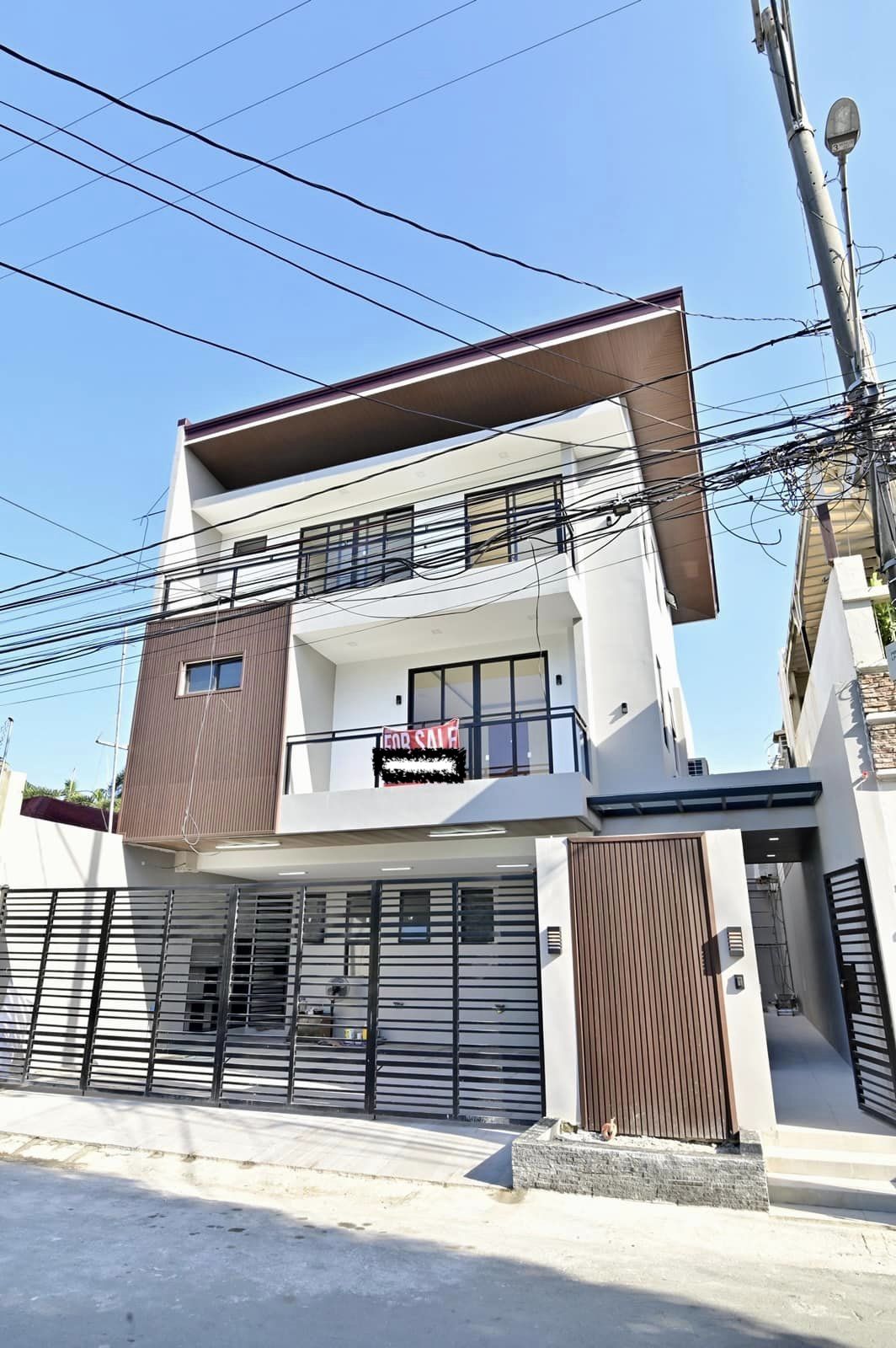 Inviting5BedroomHouseforSaleinMultinationalVillageParanaque-1.jpg