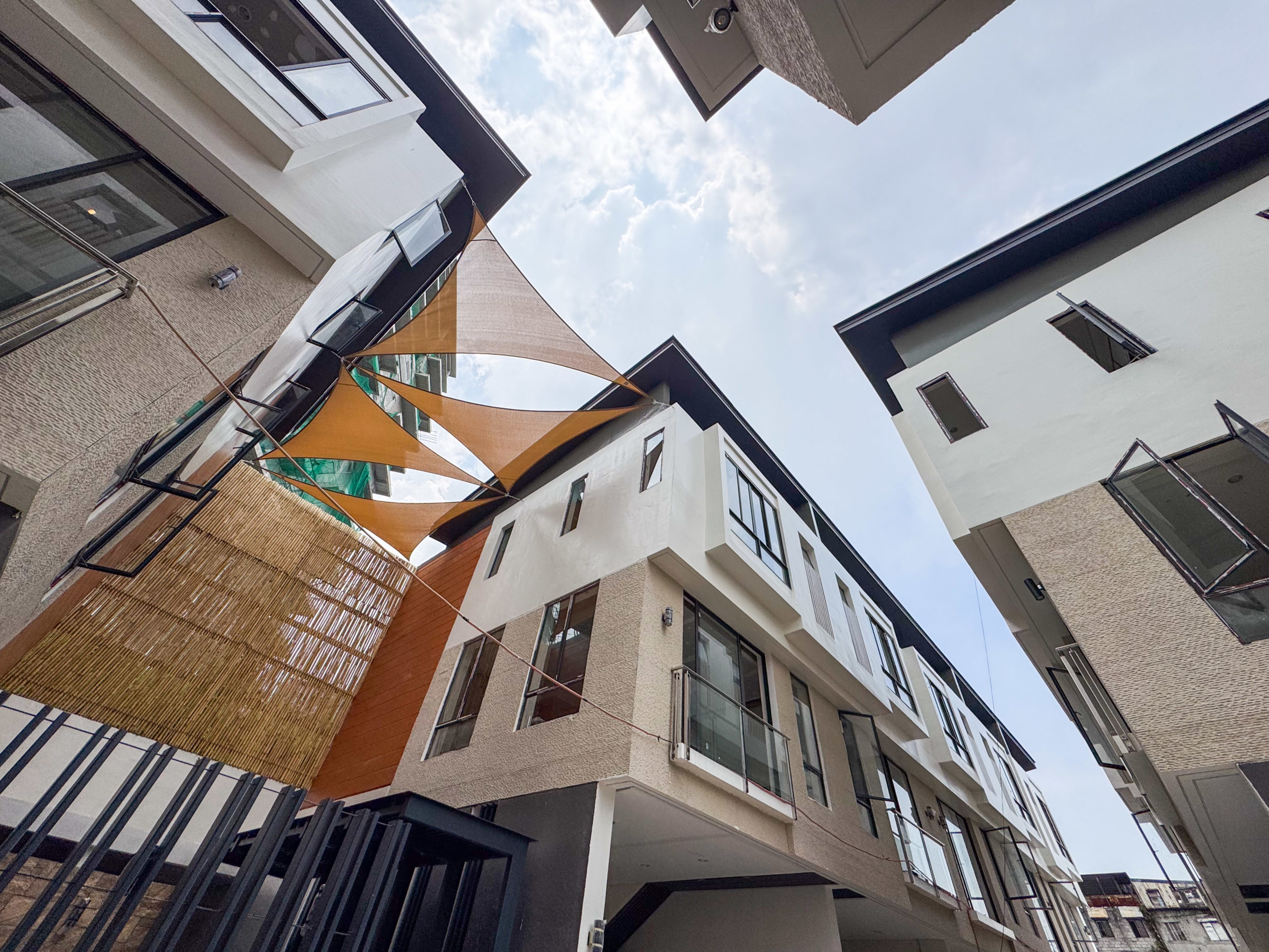 Delightful3BedroomTownhouseforSaleinE.Rodriguez,QuezonCity-1.jpg