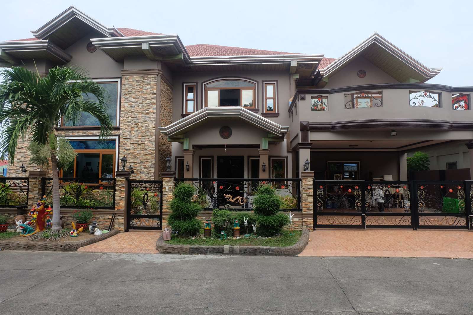 Bewitching4-BedroomHouseforSaleinAlangilan,Batangas-2.jpg