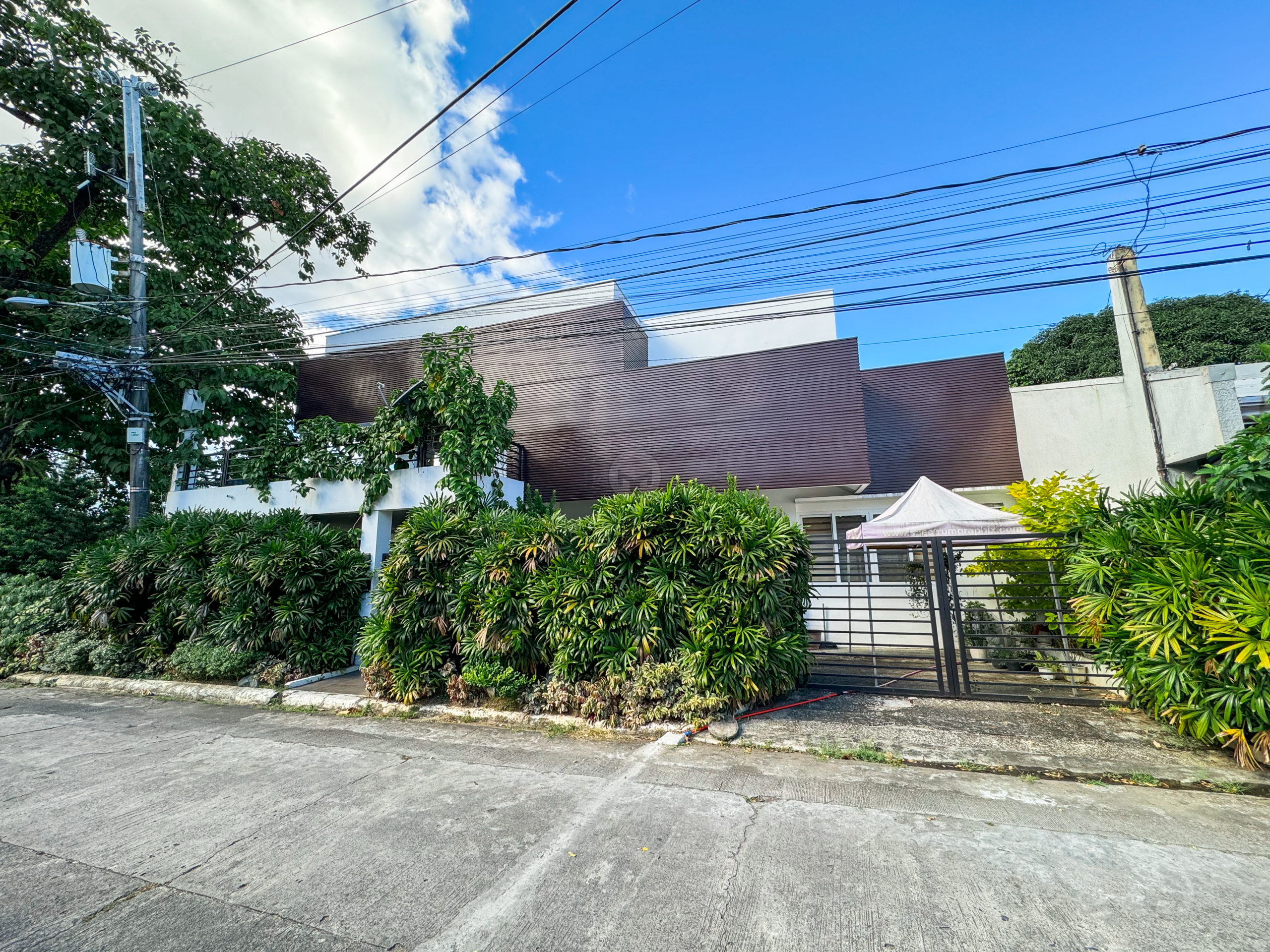 ModernTropical4-BedroomHouseforSaleinMervilleParkParanaque-1.jpg