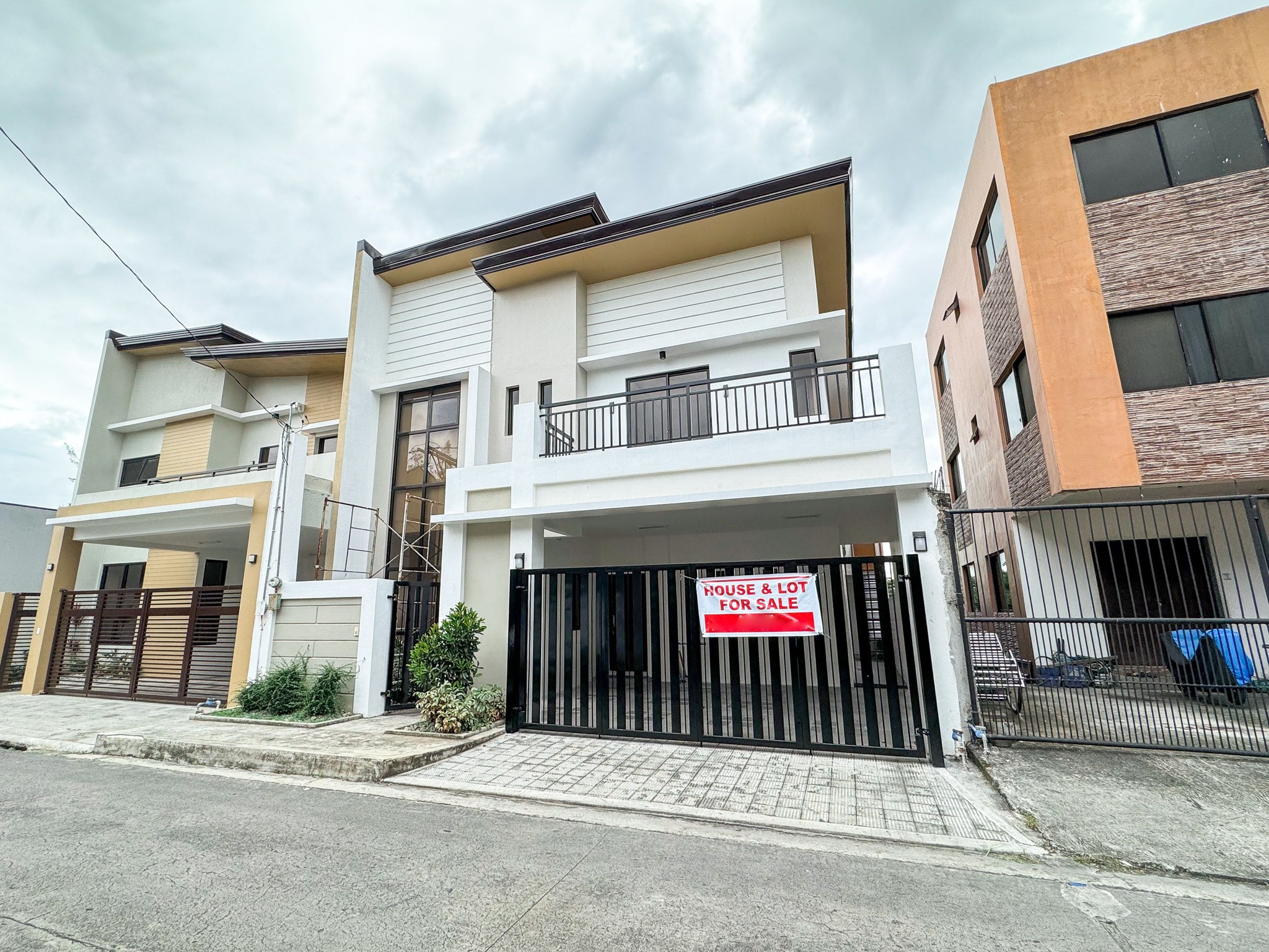 Pristine4-BedroomHouseforSaleinGreenwoods,Rizal-1.jpg