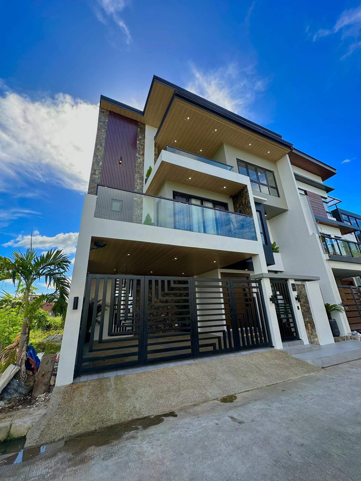 Spotless4-BedroomHouseforSaleinGreenwoodsExecutiveVillage,TaytayRizal-1.jpg