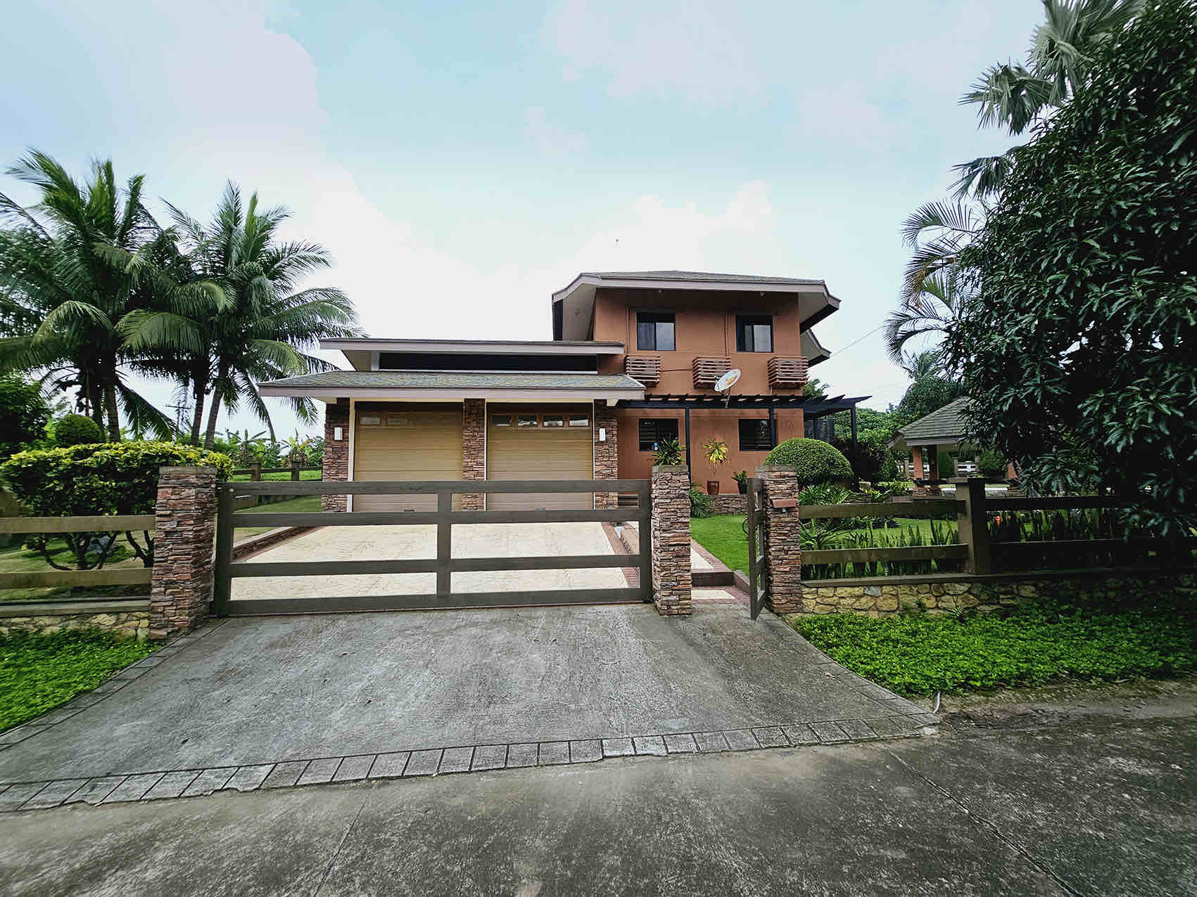 Picturesque4-BedroomHouseforSaleinLeisureFarmsLemery,Batangas-1.jpg