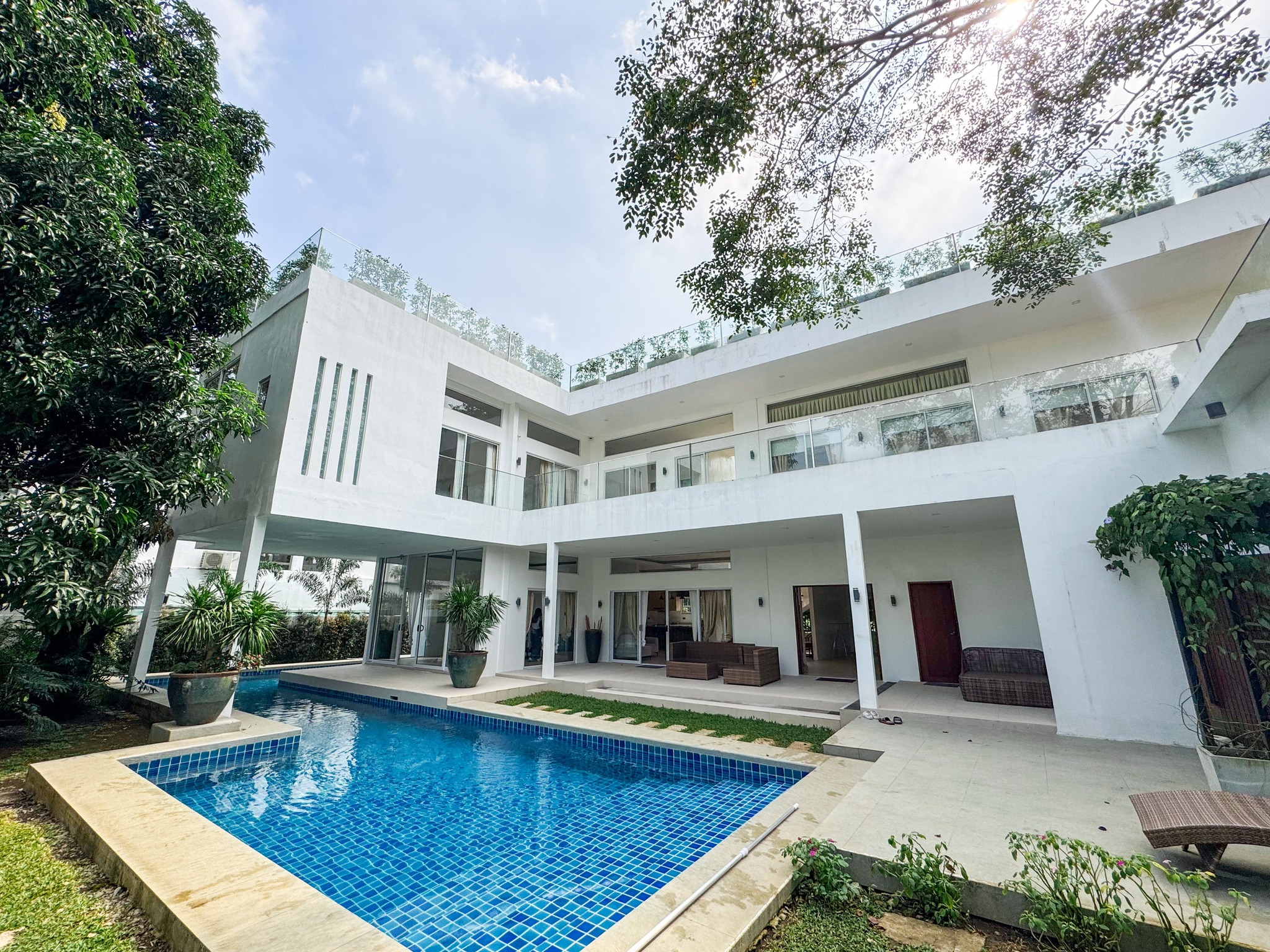 Contemporary3-BedroomCornerHouseforSaleinNeogan,Tagaytay,Cavite-1.jpg