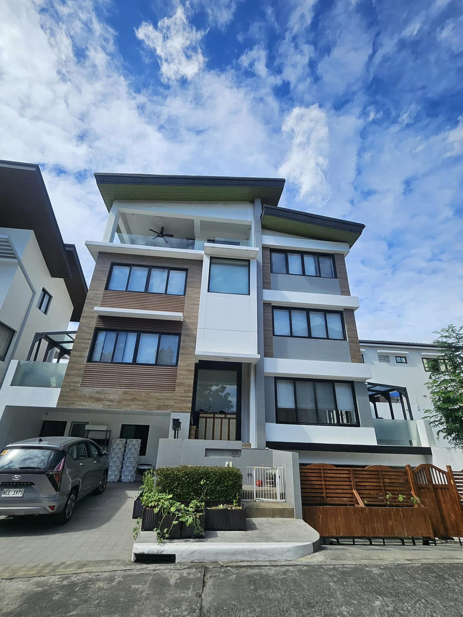 Amazing5-BedroomHouseforSaleinMcKinleyHillVillageTaguig-1.jpg