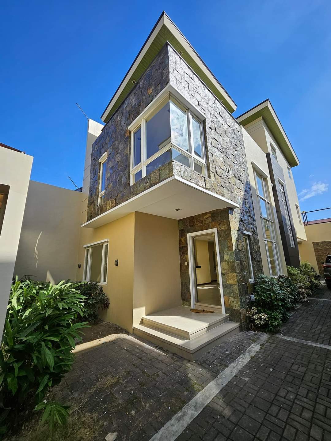 Prime4-BedroomTownhouseforSaleNearBanawe,QuezonCity-1.jpg