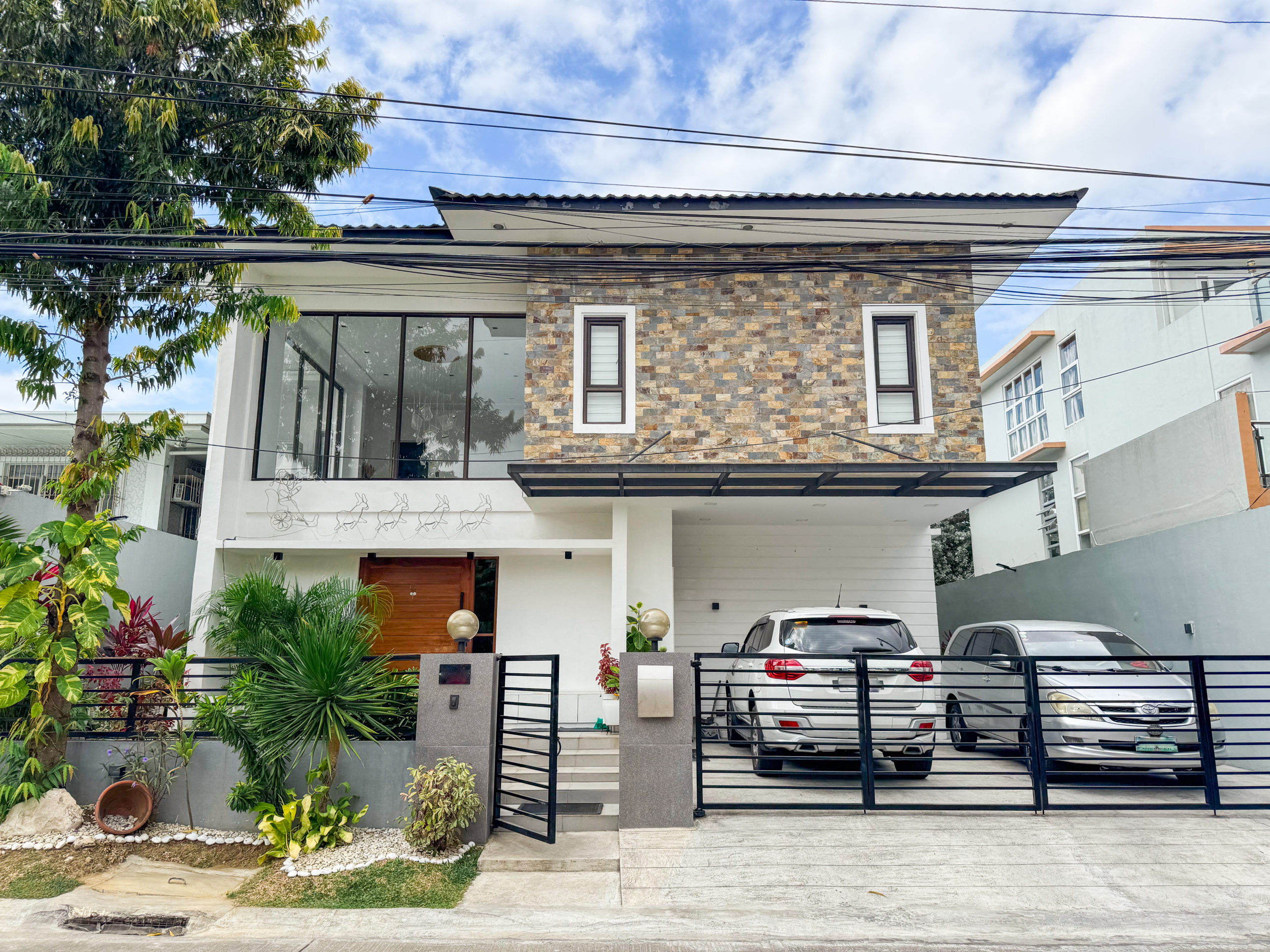 Spotless5-BedroomHouseforSaleinBFHomes,ParañaqueCity-1.jpg