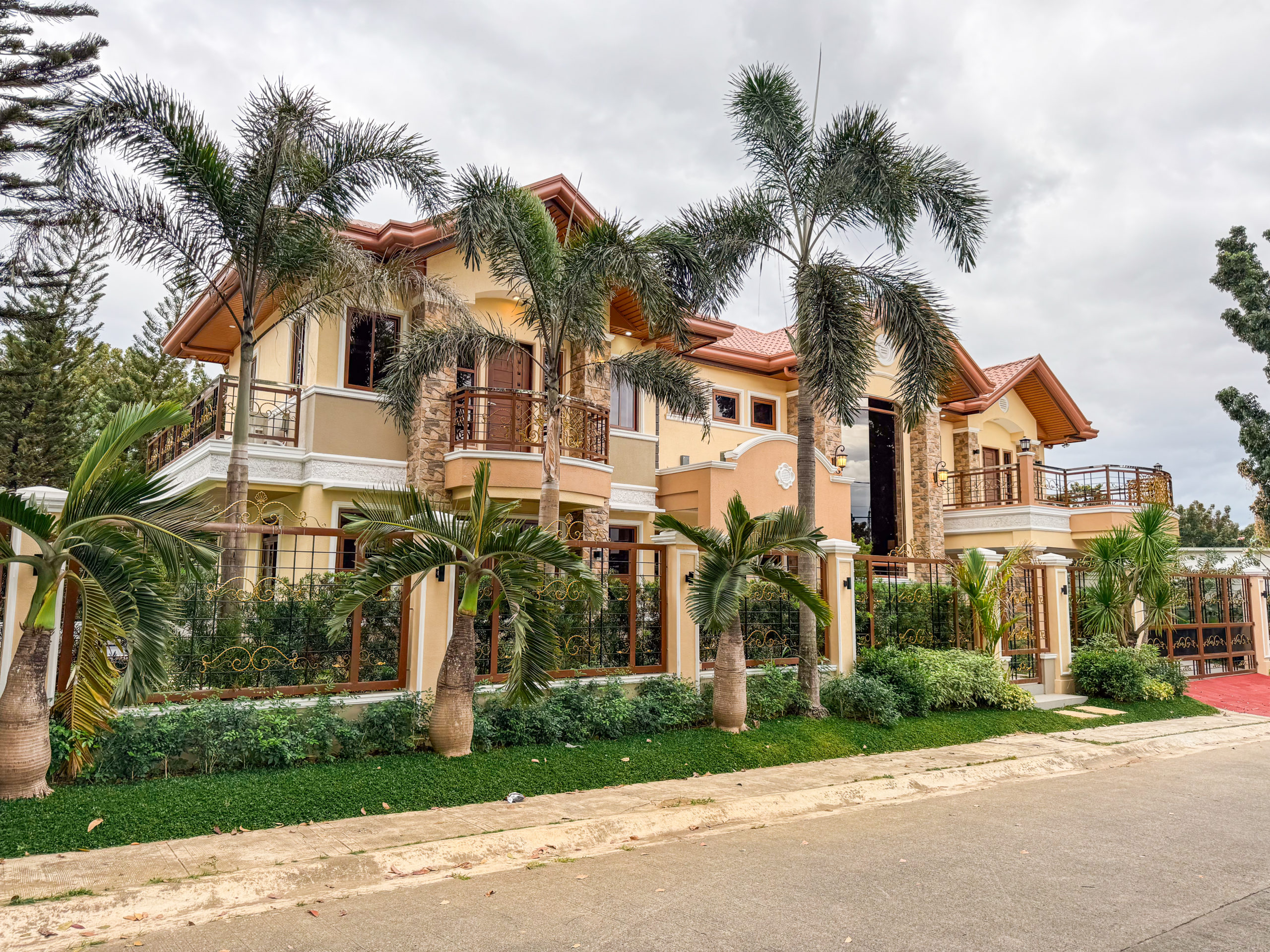 Gorgeous6-BedroomHouseforSaleinCasaMilan,QuezonCity-1.jpg