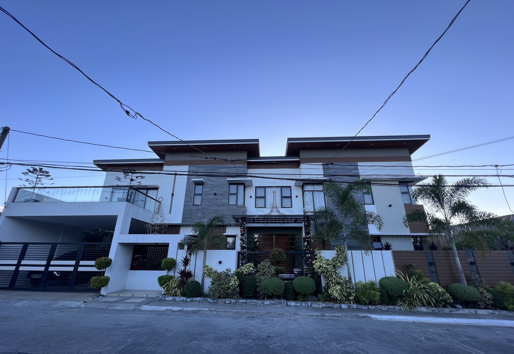 Beautiful10-BedroomHouseforSaleinSunValley,ParañaqueCity-1.jpg