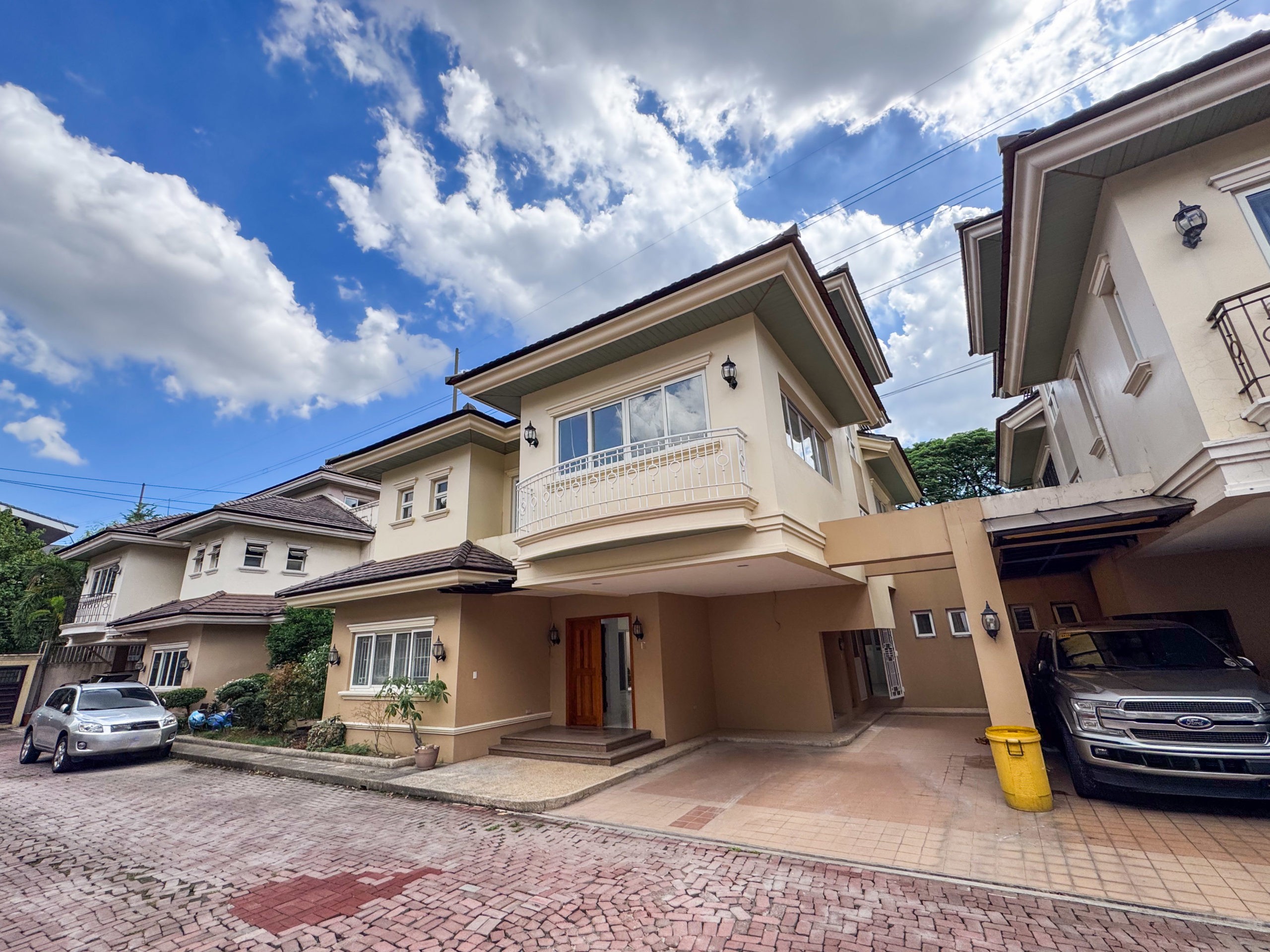 Beautiful5-BedroomTownhouseforSaleinNewManila,QuezonCity-1.jpg