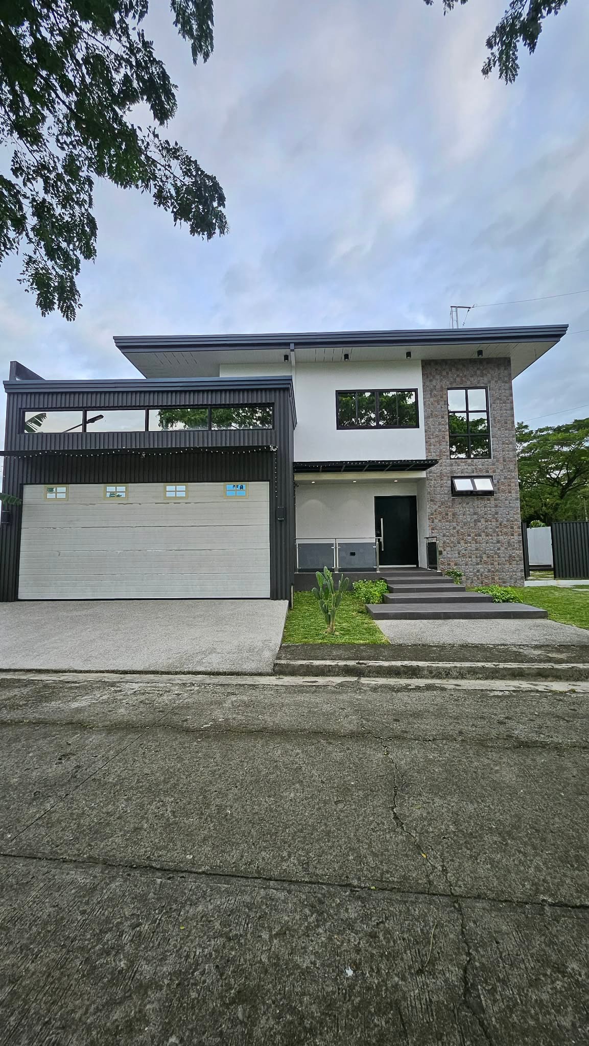 Contemporary5-BedroomHouseandLotforSaleinRoyalNorthwoodsGolf&Country Club,SanRafael,Bulacan-1.jpg