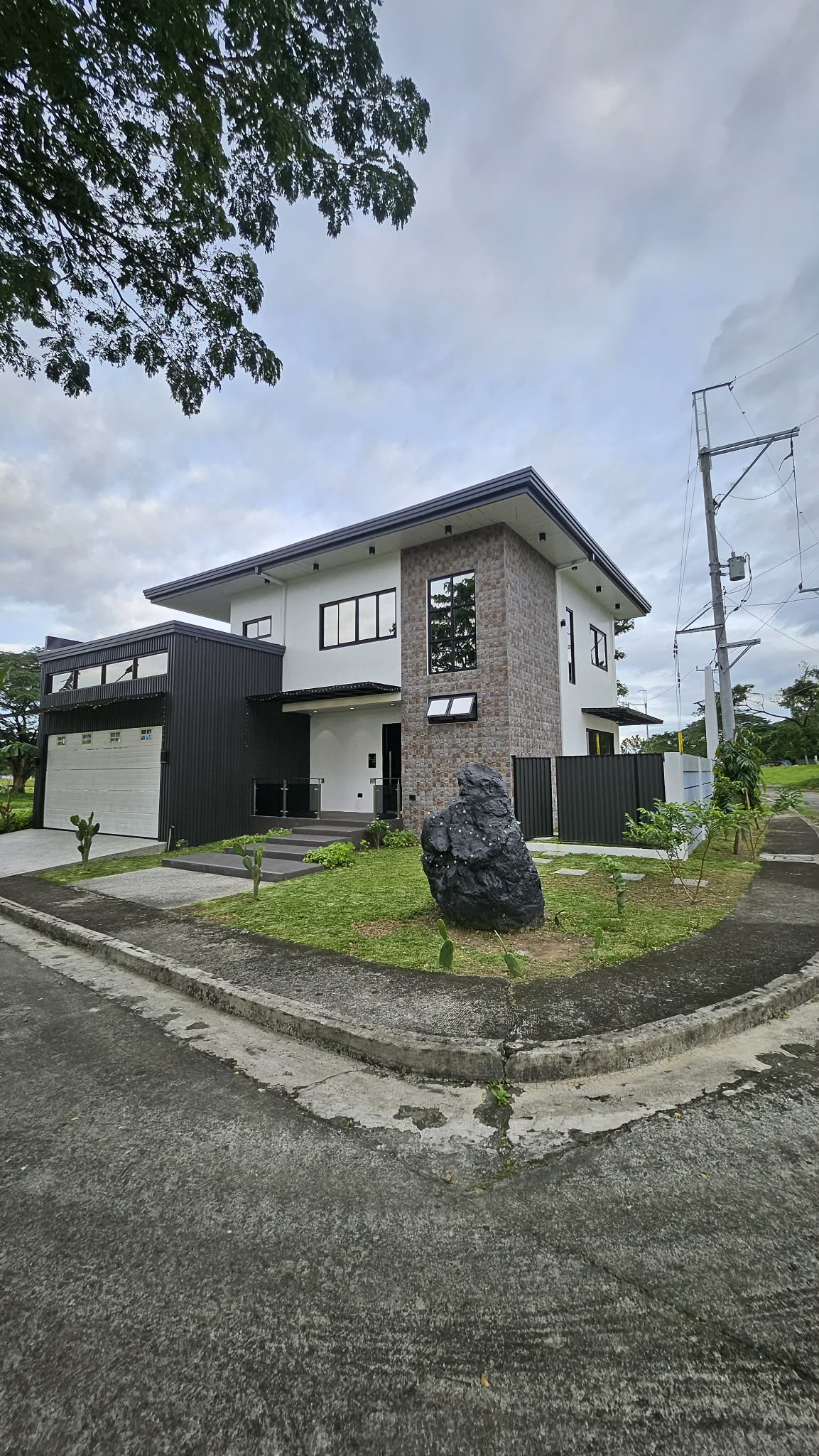 Contemporary5-BedroomHouseandLotforSaleinRoyalNorthwoodsGolf&Country Club,SanRafael,Bulacan-4.jpg