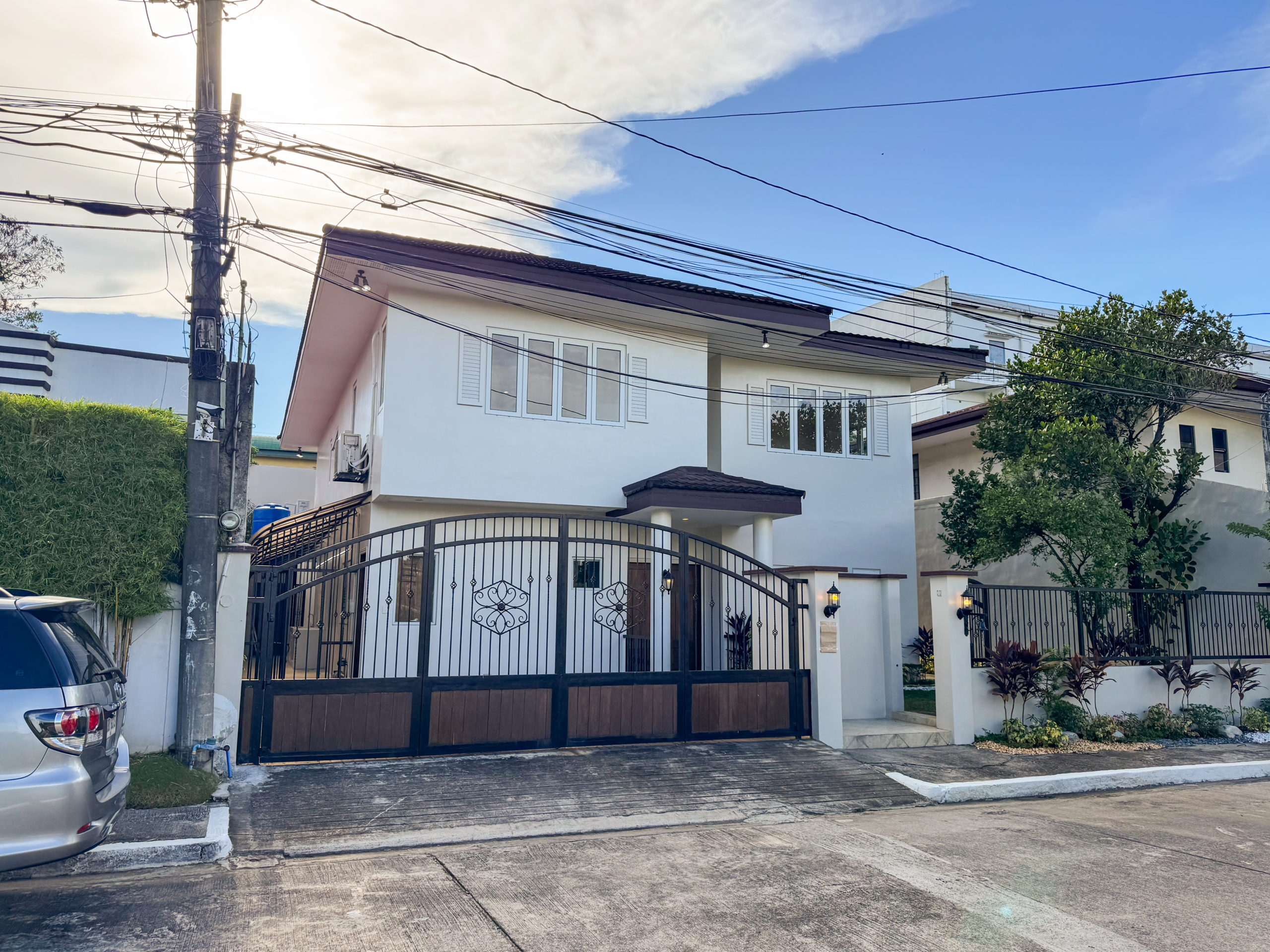 Spacious4-BedroomContemporaryHouseforSaleinTierraNueva,Alabang-1.jpg