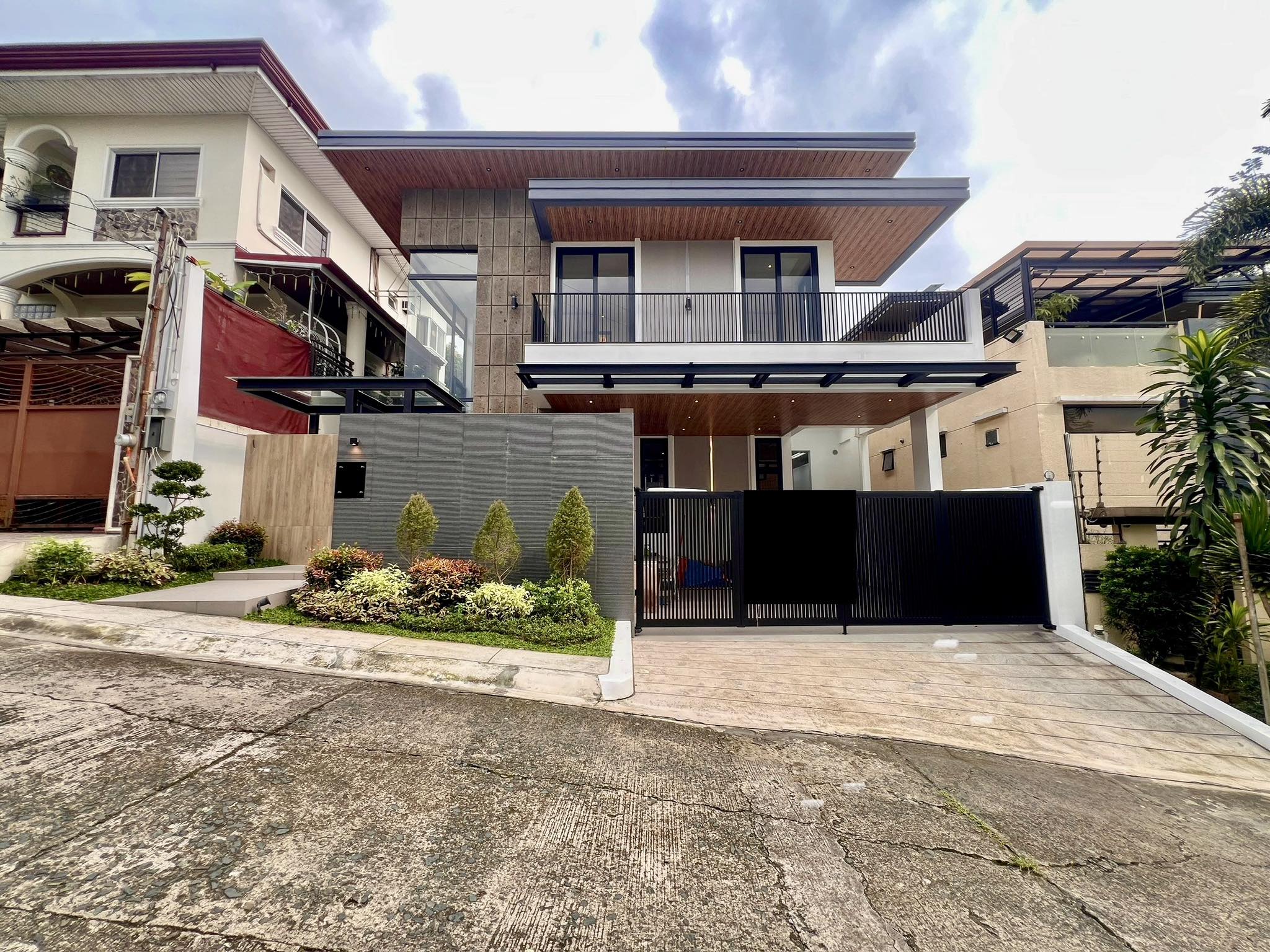 Magnificent4-BedroomHouseandLotforSaleinFilinvestHeights,QuezonCity-1.jpg