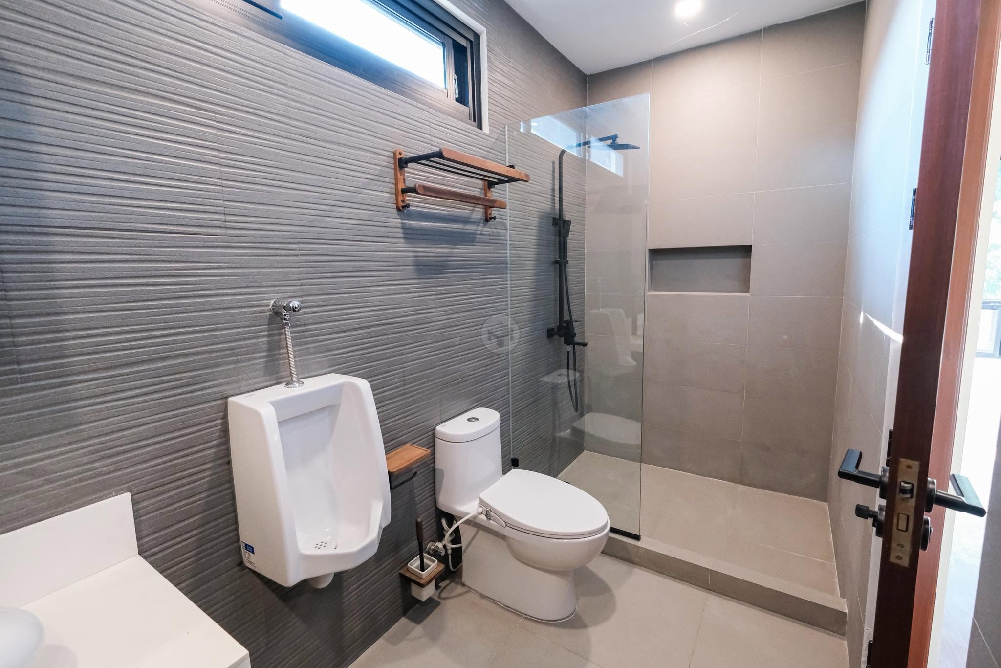 Captivating4-BedroomHouseandLotforSaleinAyalaAlabang,Muntinlupa-16.jpg