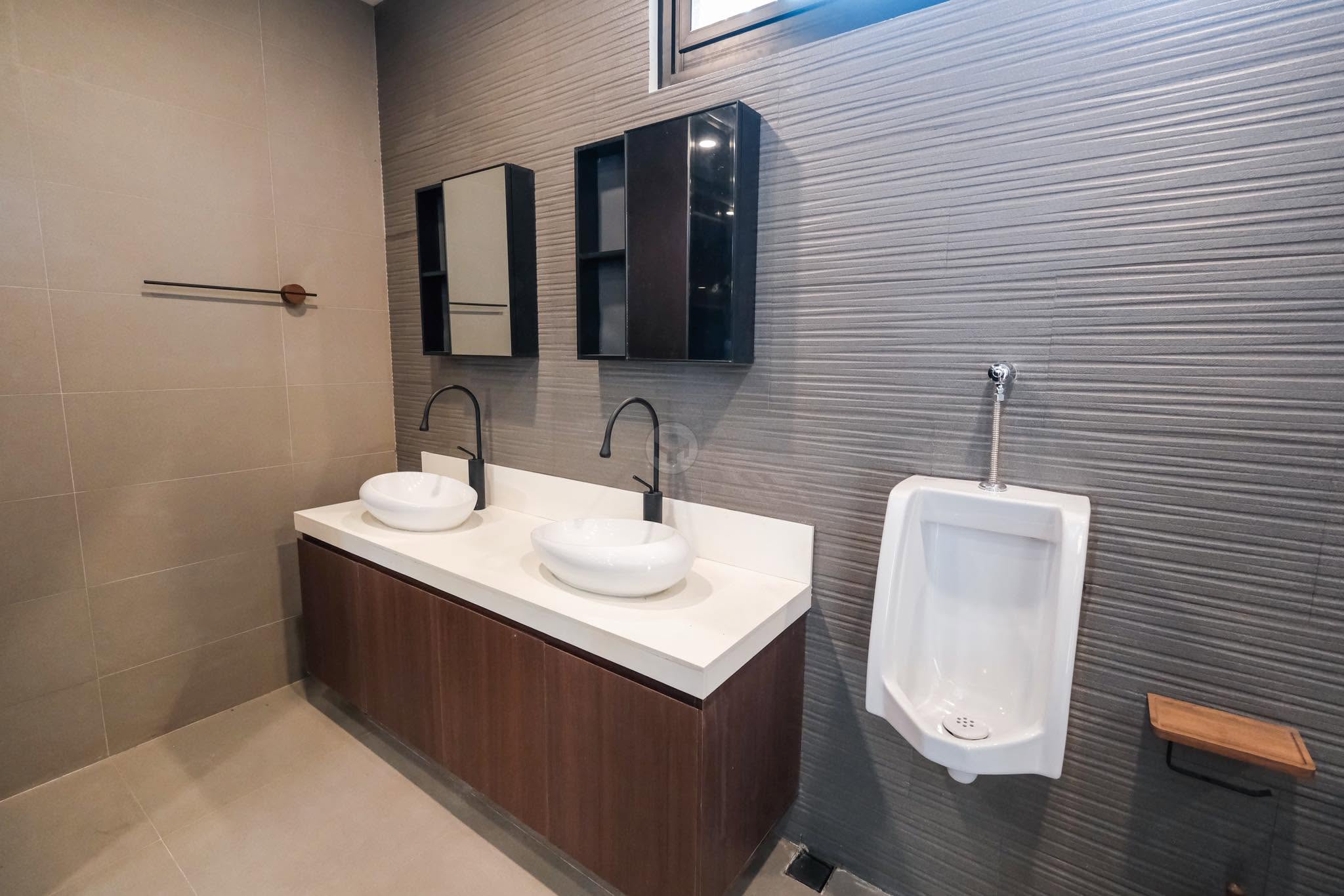 Captivating4-BedroomHouseandLotforSaleinAyalaAlabang,Muntinlupa-18.jpg