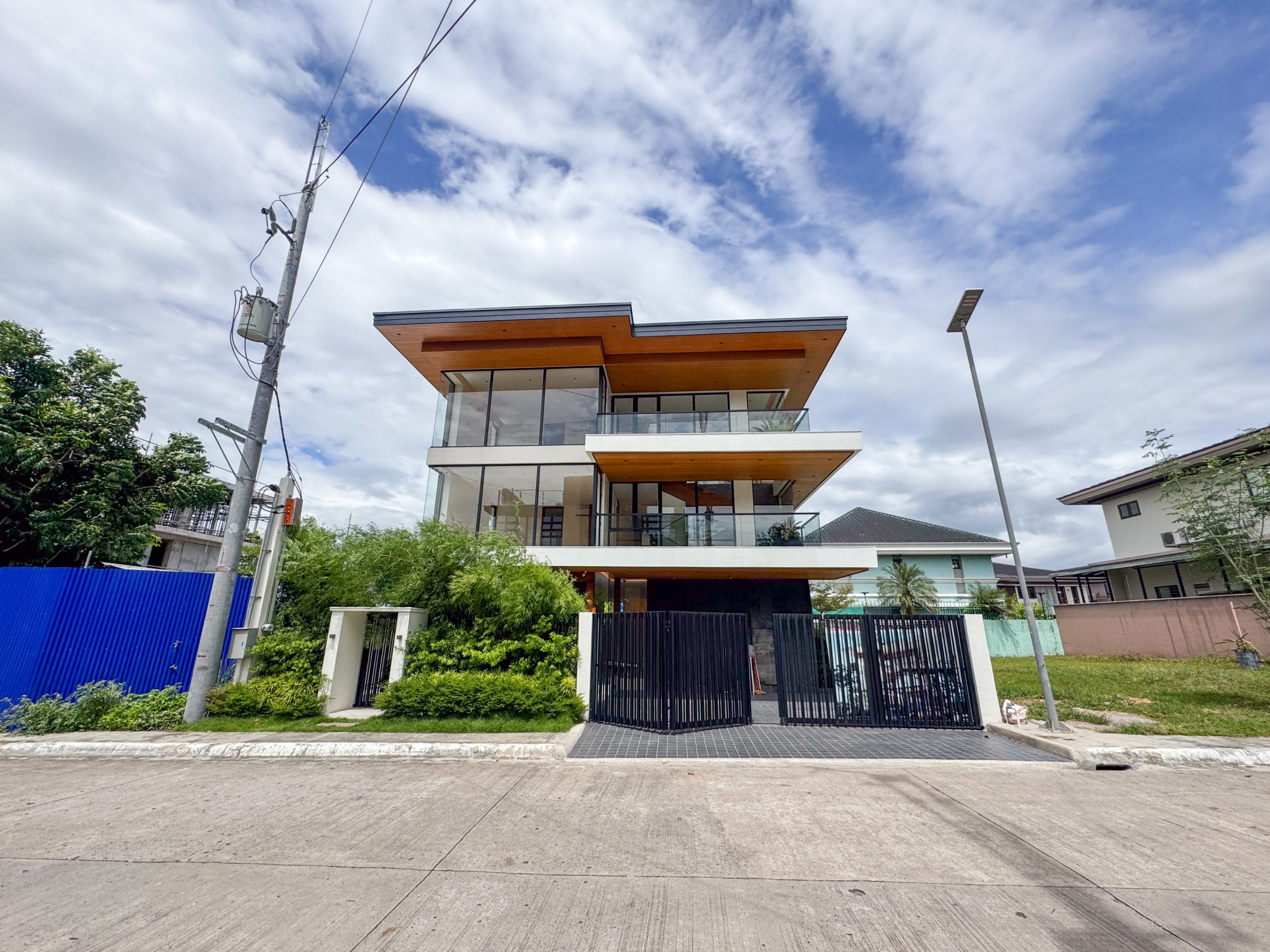 Marvelous5-BedroomHouseandLotforSaleinTivoliRoyale,QuezonCity-1.jpg