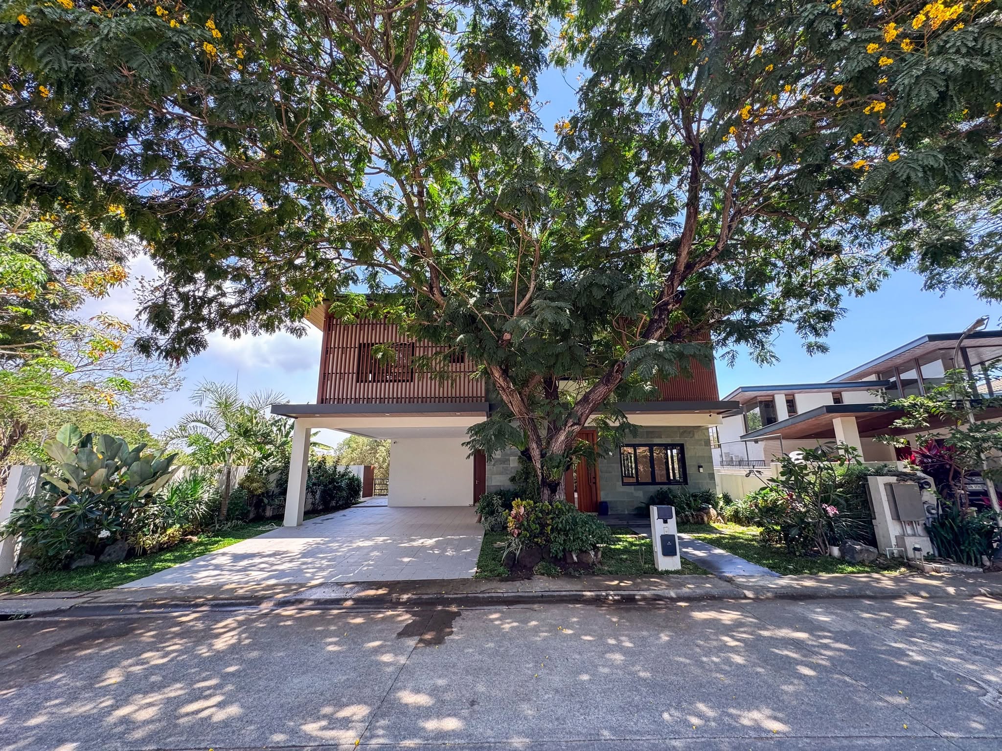 Fabulous4-BedroomHouseandLotforSaleinAyalaSouthvalePrimera-1.jpg