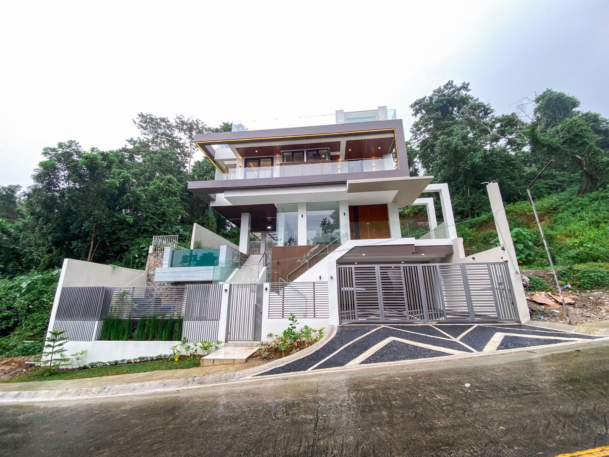 Sensational6-BedroomMulti-levelHousewithCityViewforSaleinParkridgeEstates,AntipoloCity-1.jpg
