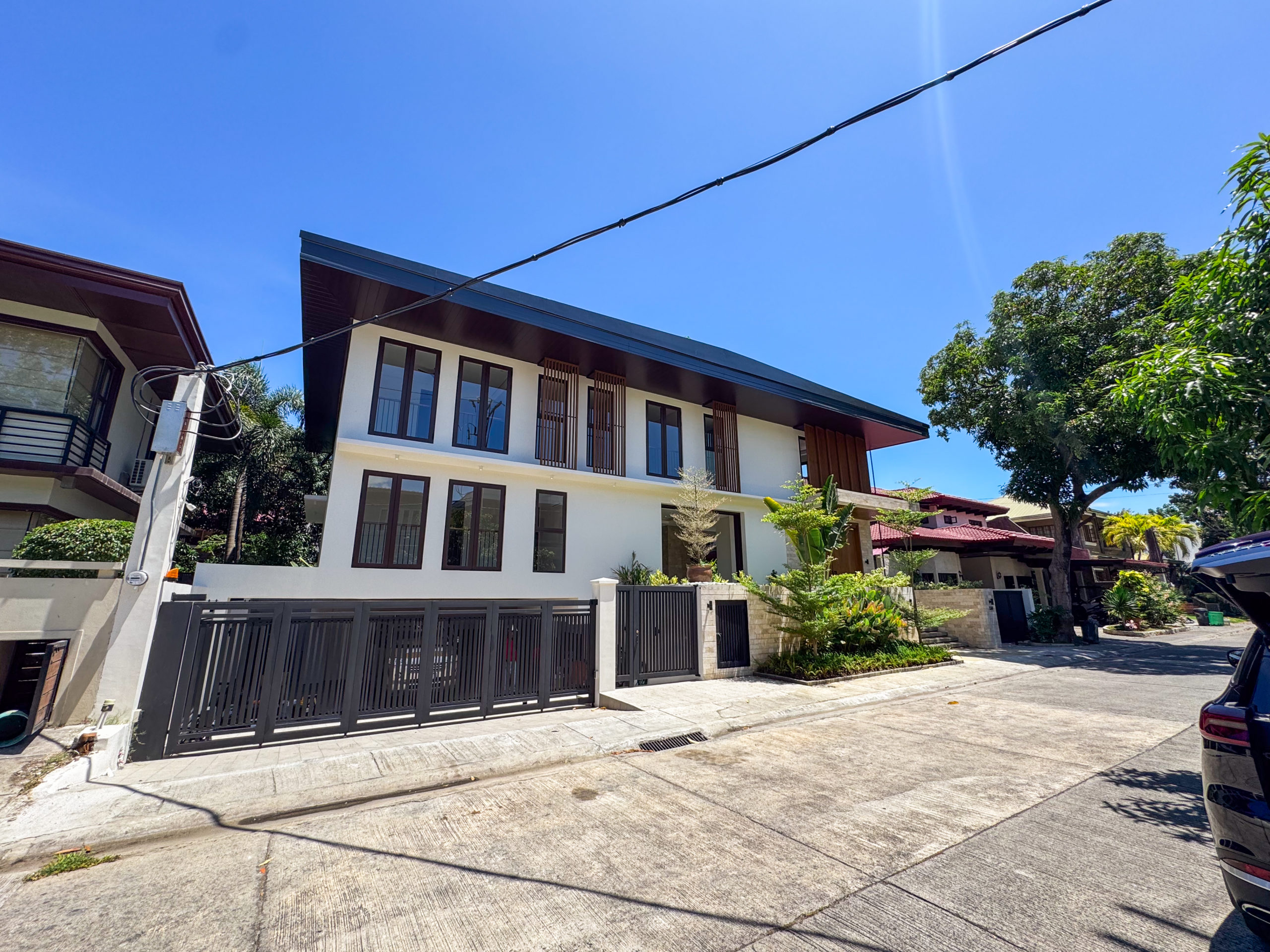 Luxurious5-BedroomHouseandLotforSaleinAyalaAlabangVillage,MuntinlupaCity-1.jpg