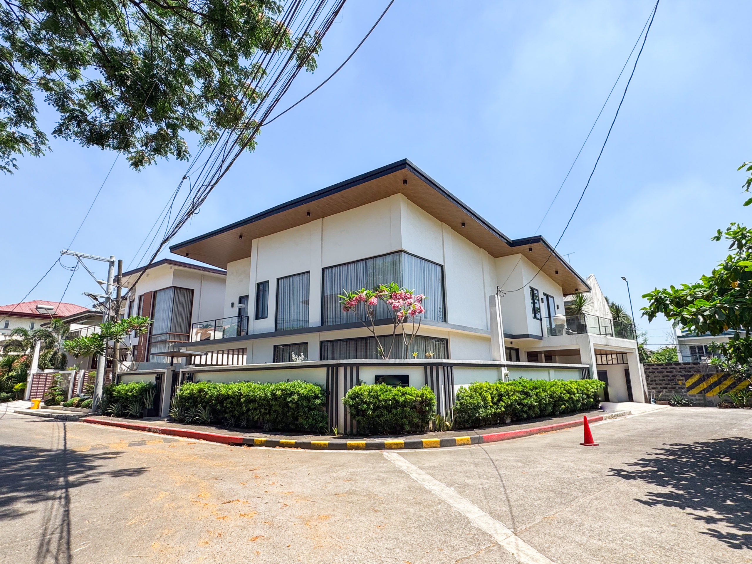 Modern5-BedroomCornerHouseforSaleinQuezonCity-1.jpg