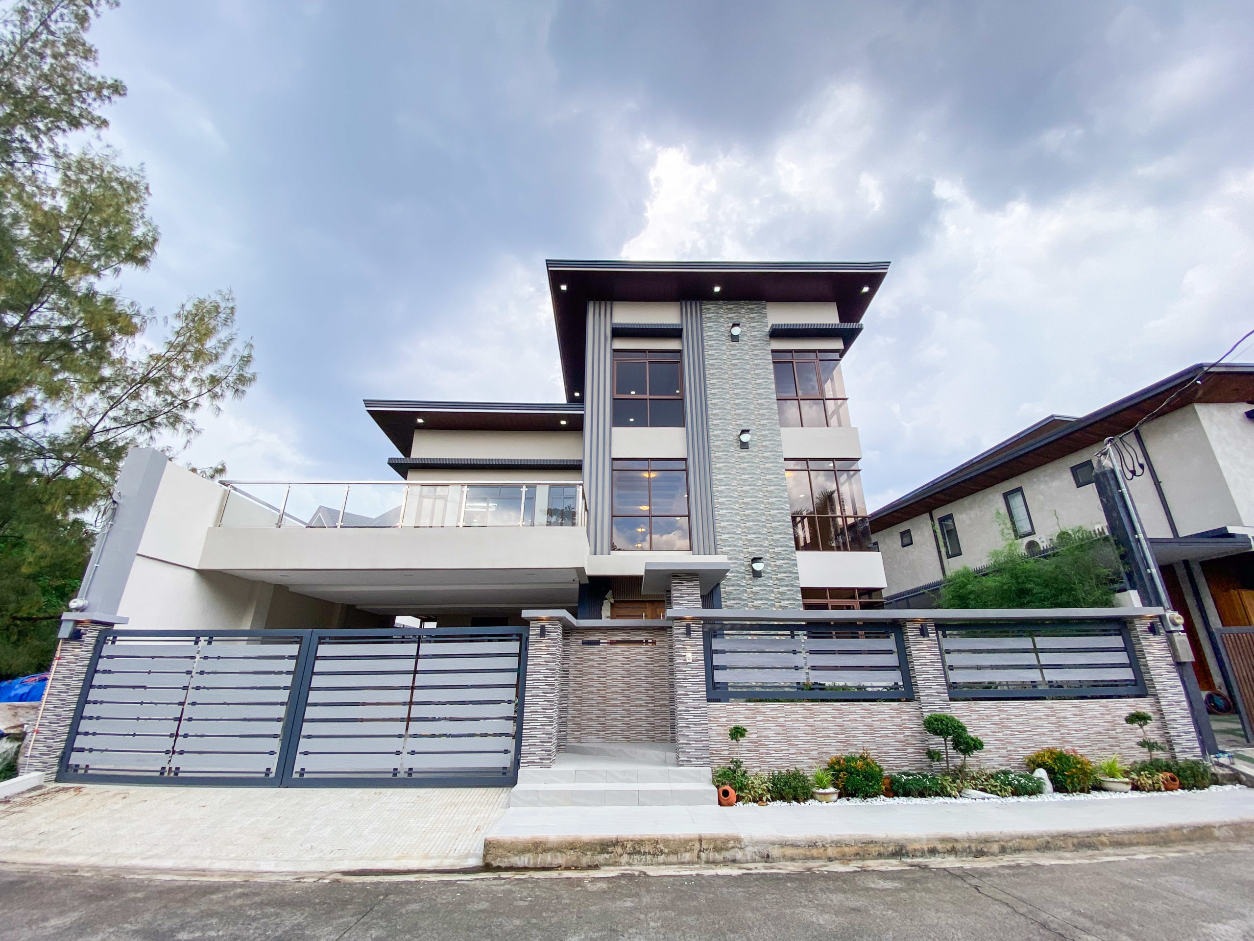 Stunning5-BedroomHouseandLotforSaleinBatasanHills,QuezonCity-1.jpg