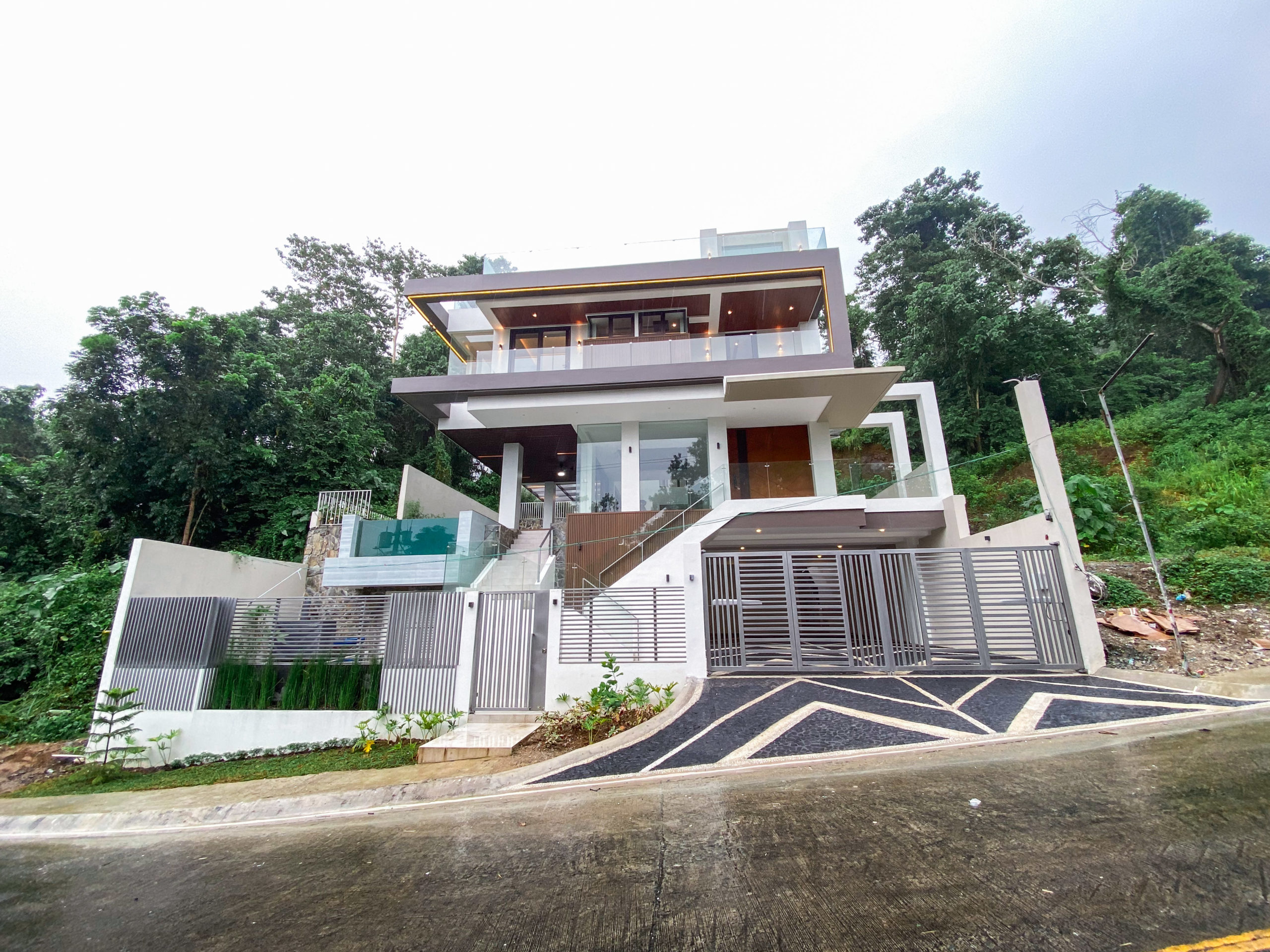 Sensational6-BedroomMulti-levelHousewithCityViewforSaleinParkridgeEstates,AntipoloCity-1.jpg