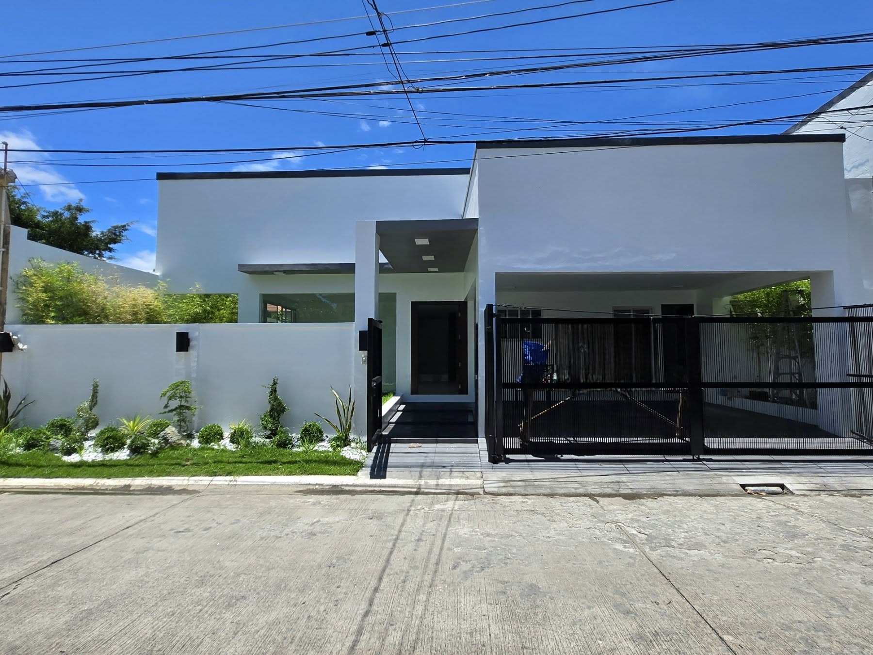 Stunning4-BedroomHouseandLotforSaleinBFHomes,ParañaqueCity-1.jpg