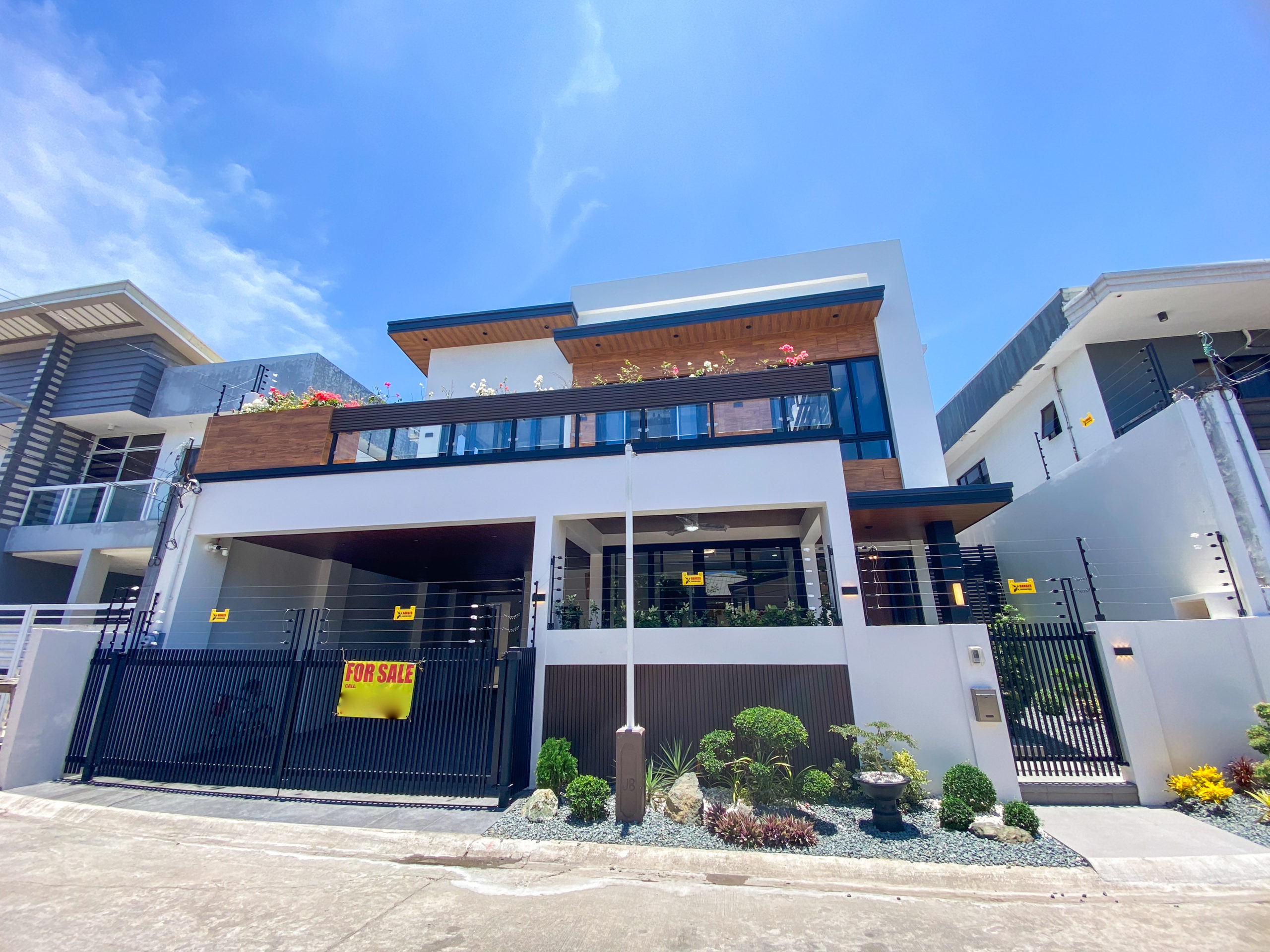 Luxurious5-BedroomHouseandLotforSaleinBFHomes,Parañaque-1.jpg