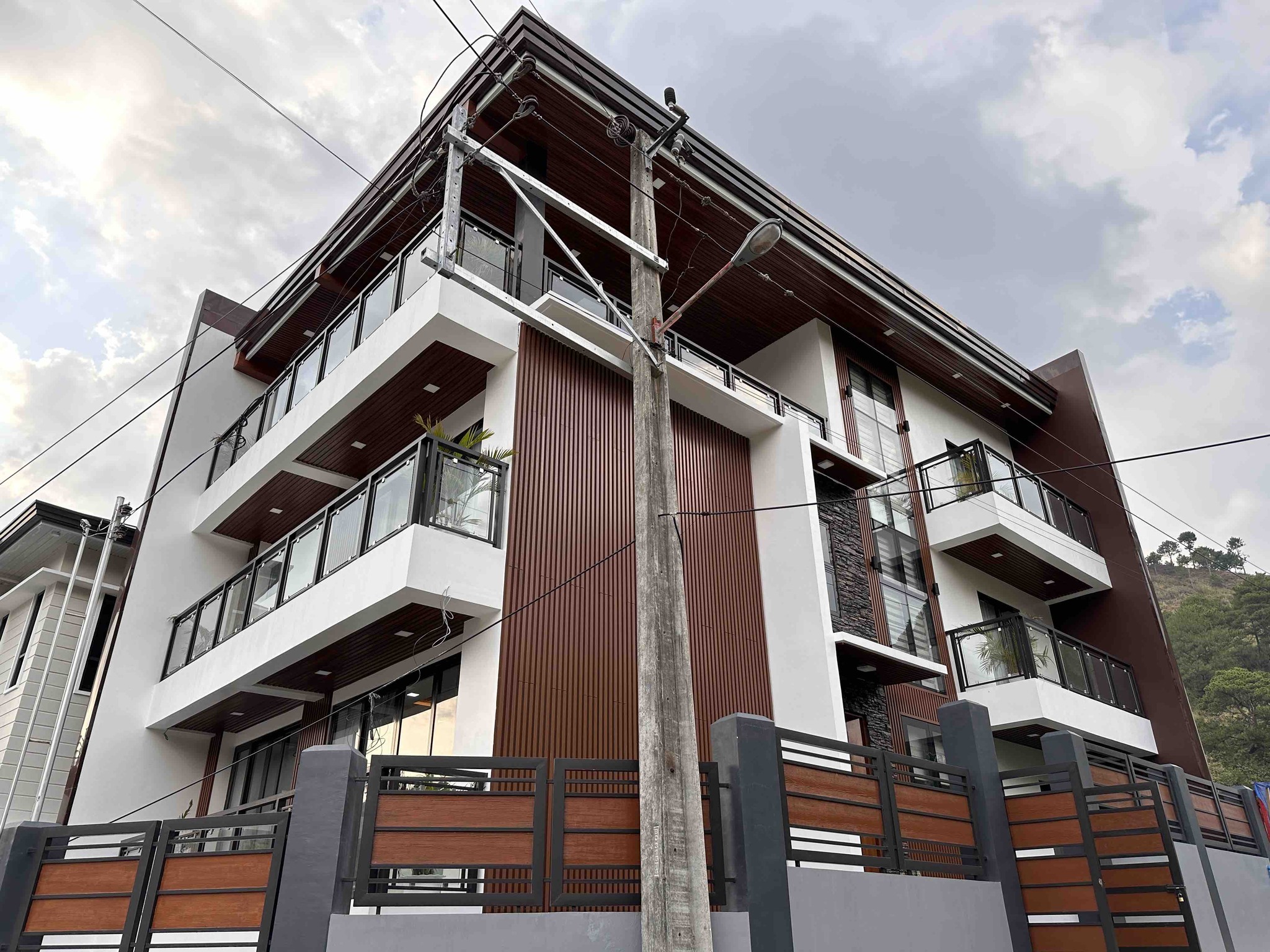 Charming6-BedroomHouseandLotforSaleinCamp7,BaguioCity-1.jpg
