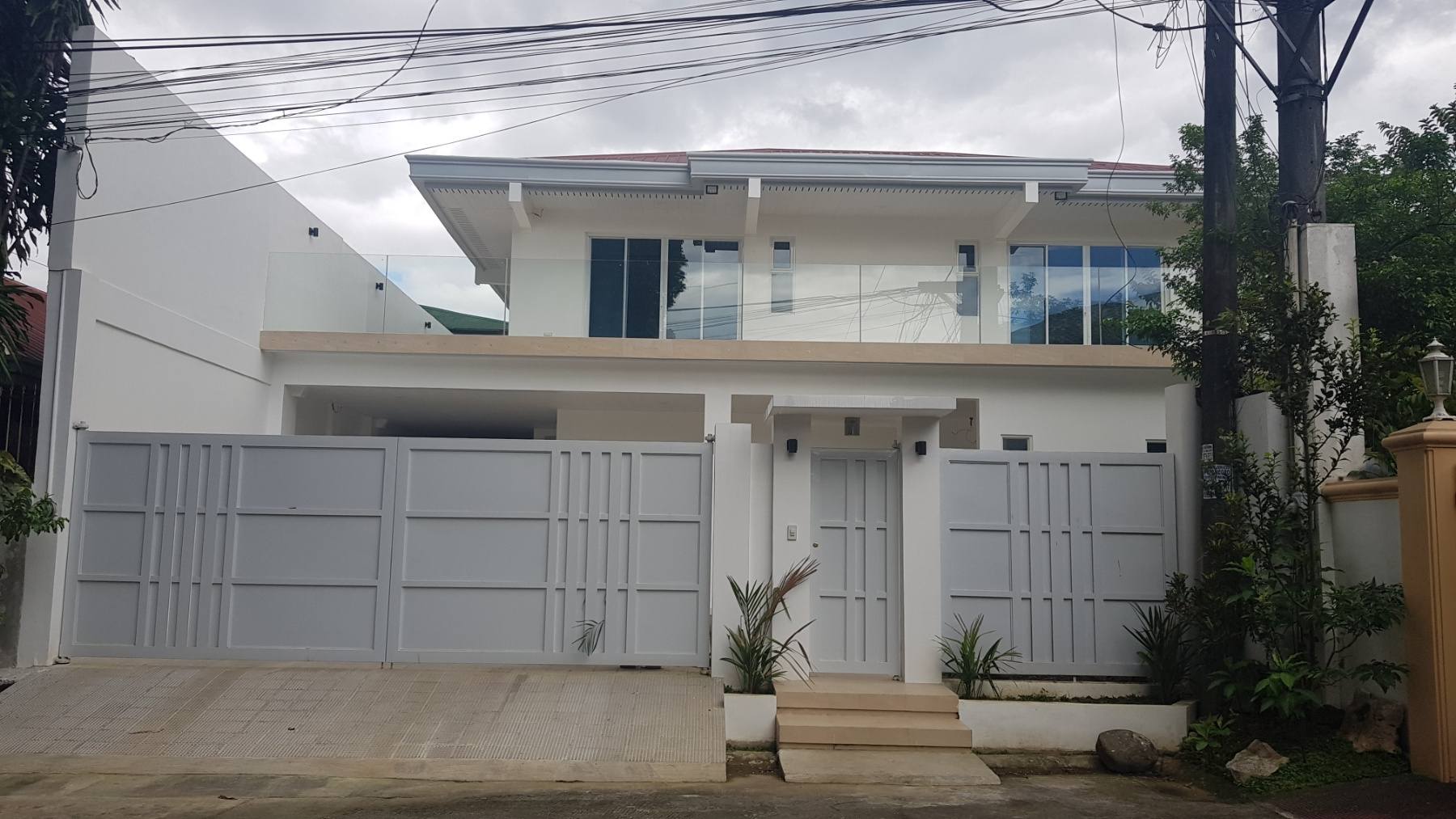 Splendid5-BedroomHouseandLotforSaleinNorthSusanaExecutiveVillage,QuezonCity-1.jpg