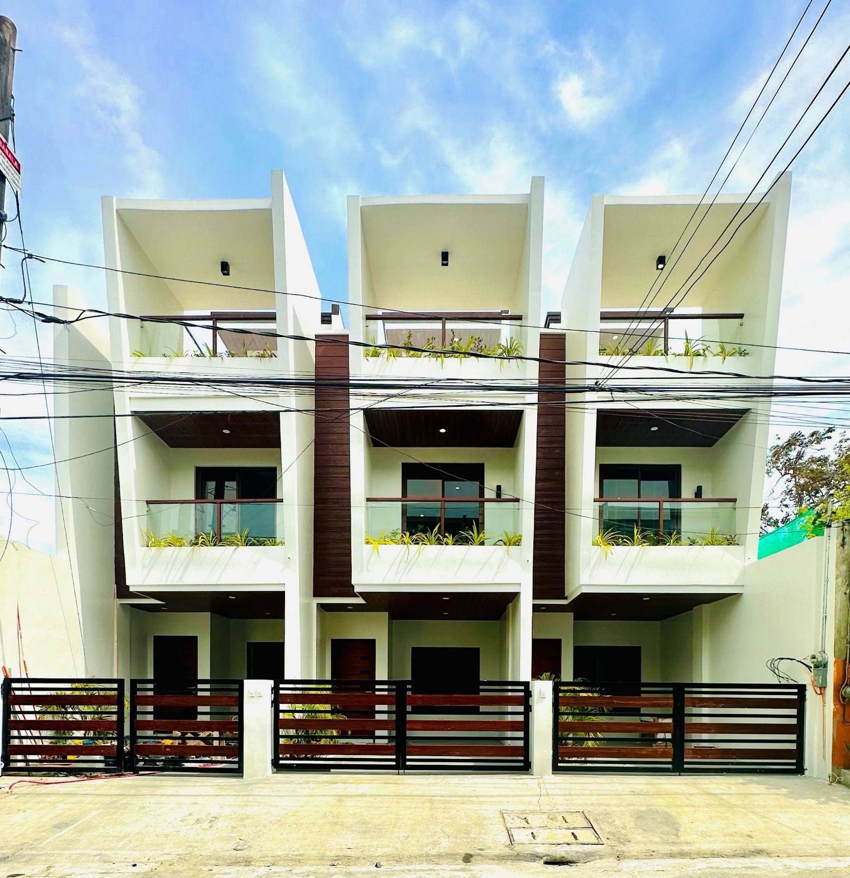 Splendid3-BedroomTownhouseforSaleinGoodyearParkSubdivision,Almanza1,LasPiñasCity-1.jpg