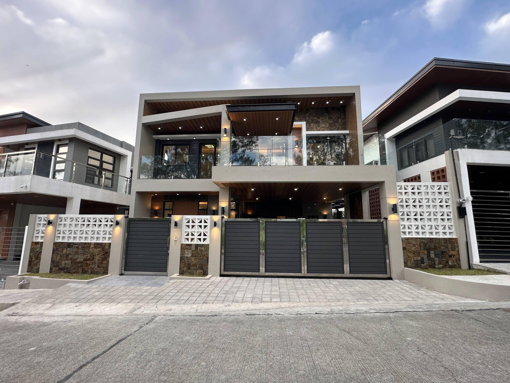 Stunning4-BedroomHouseandLotforSaleinPueblodelSol,Tagaytay-1.jpg