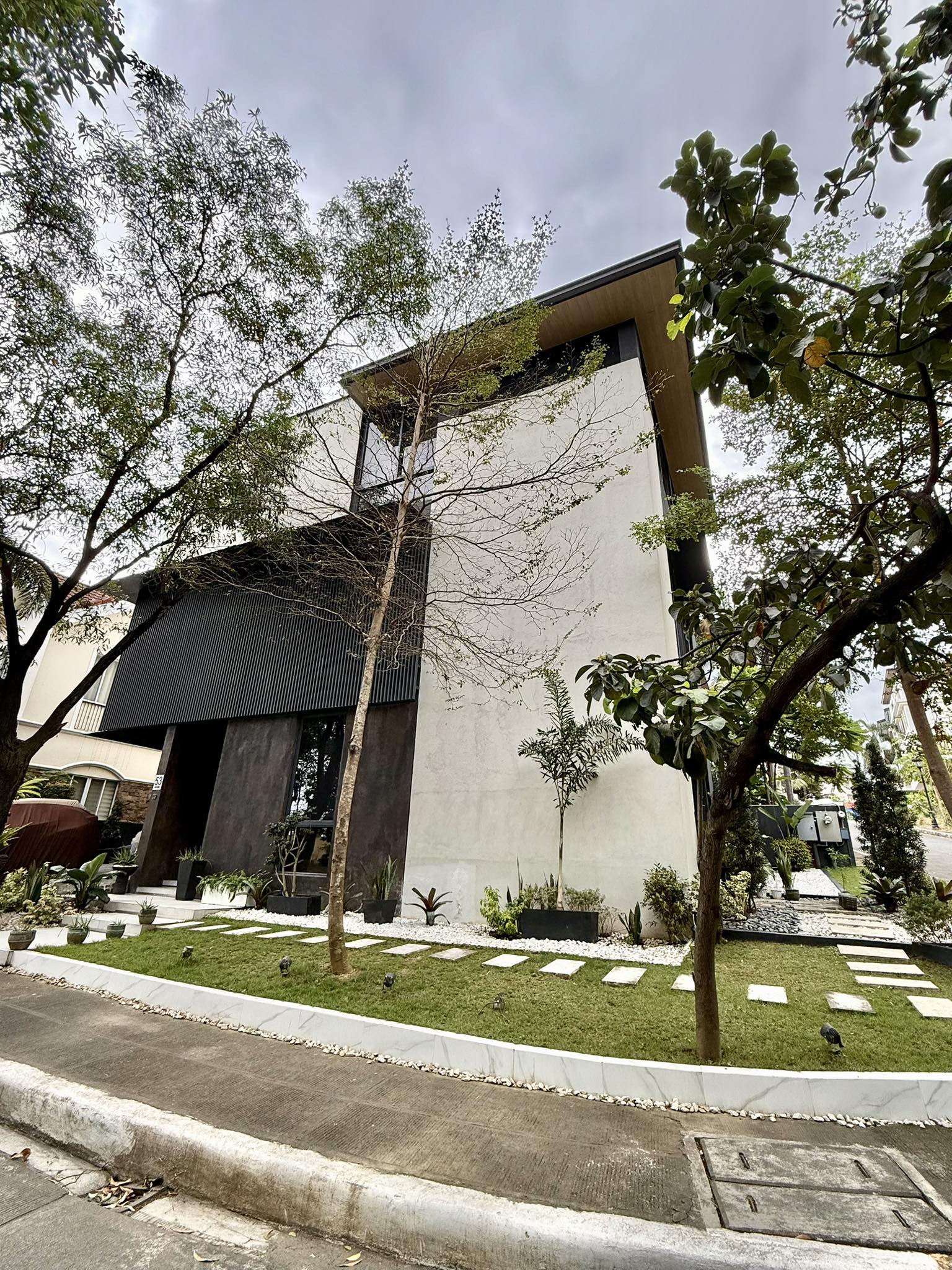 Modern4-BedroomCornerHouseandLotforSaleinMcKinleyHillVillage,Taguig-1.jpg