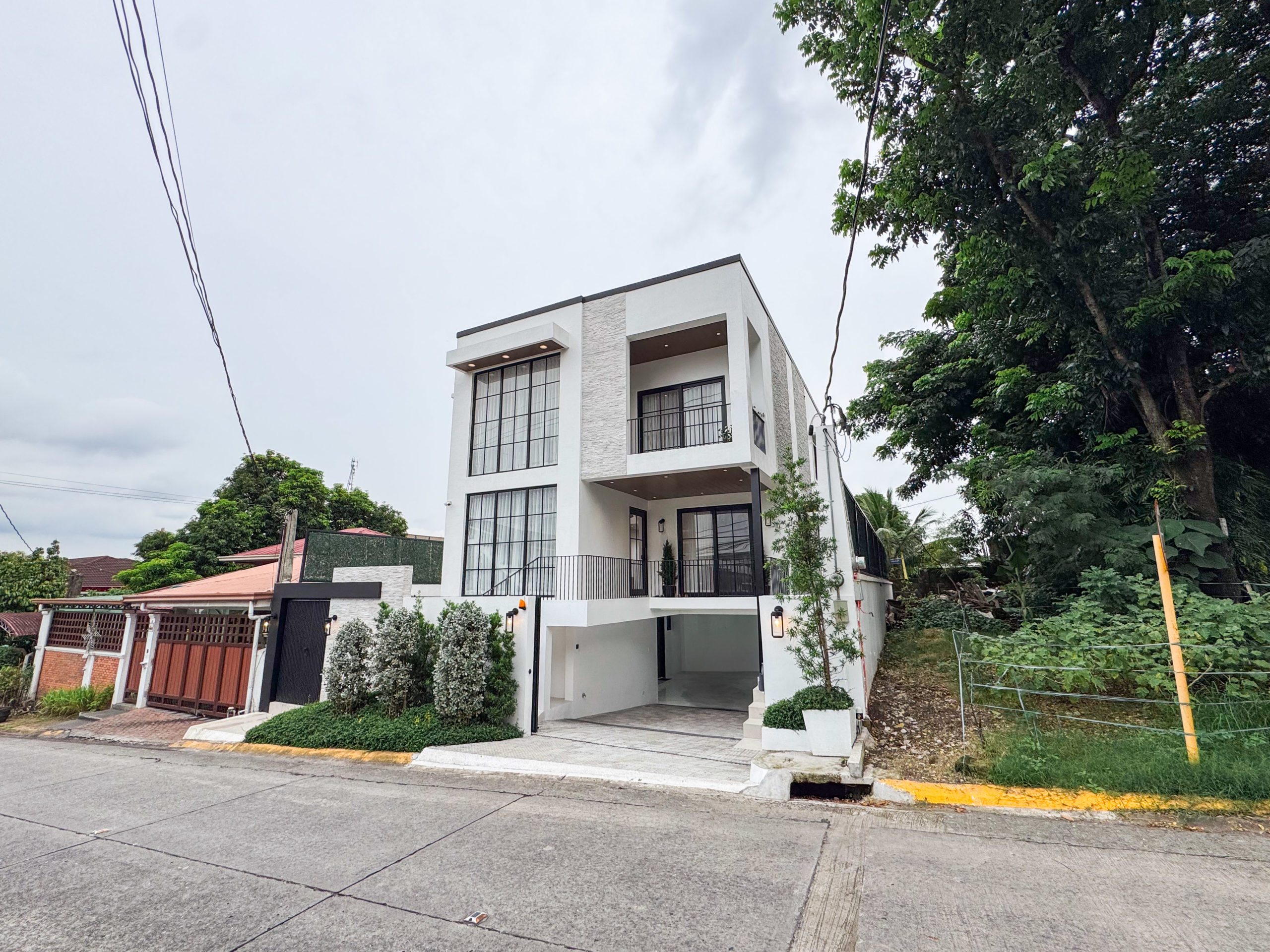 Sleek3-BedroomHouseandLotforSaleinFilinvest2,BatasanHills.QuezonCity-1.jpg