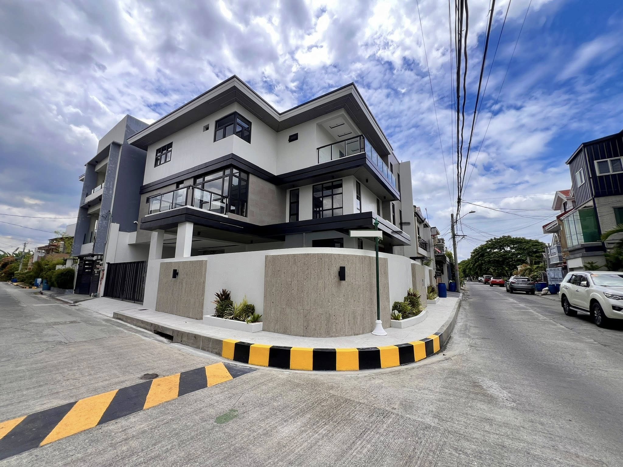 Fabulous5-BedroomCornerHouseandLotforSaleinGreenwoodsExecutiveVillage,PasigCity-1.jpg